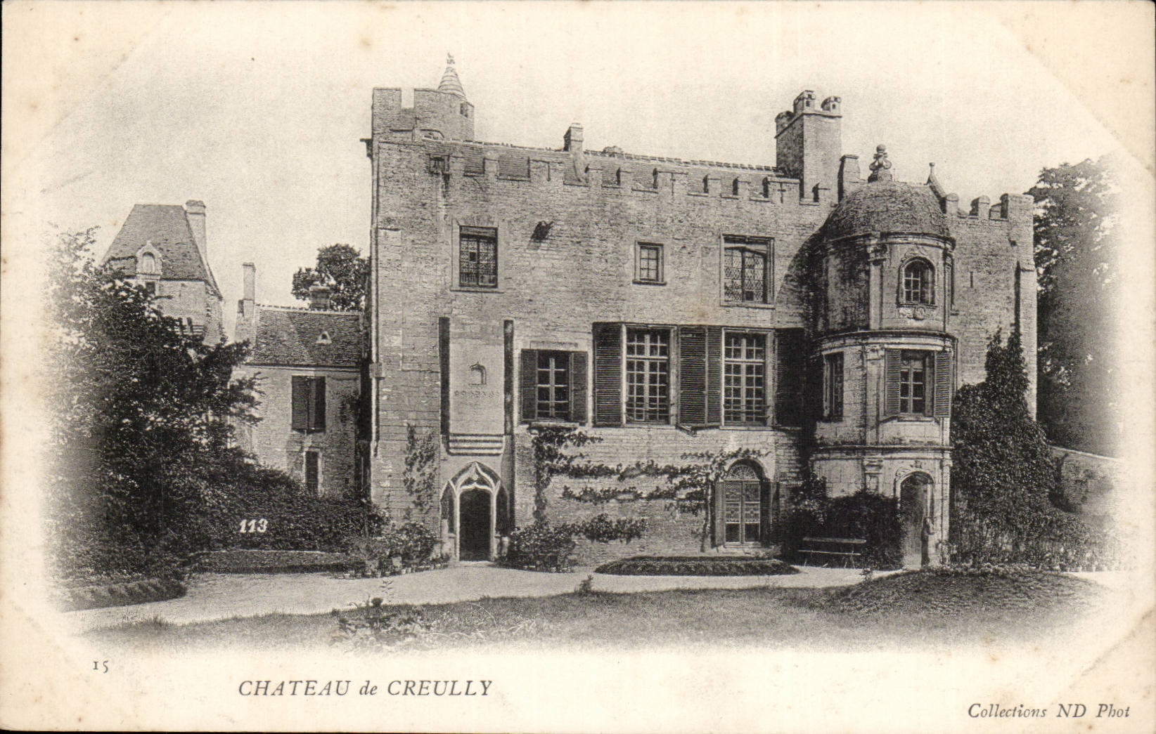 Château de Creully — vue du château avec tourelle et toits — Collections ND Phot