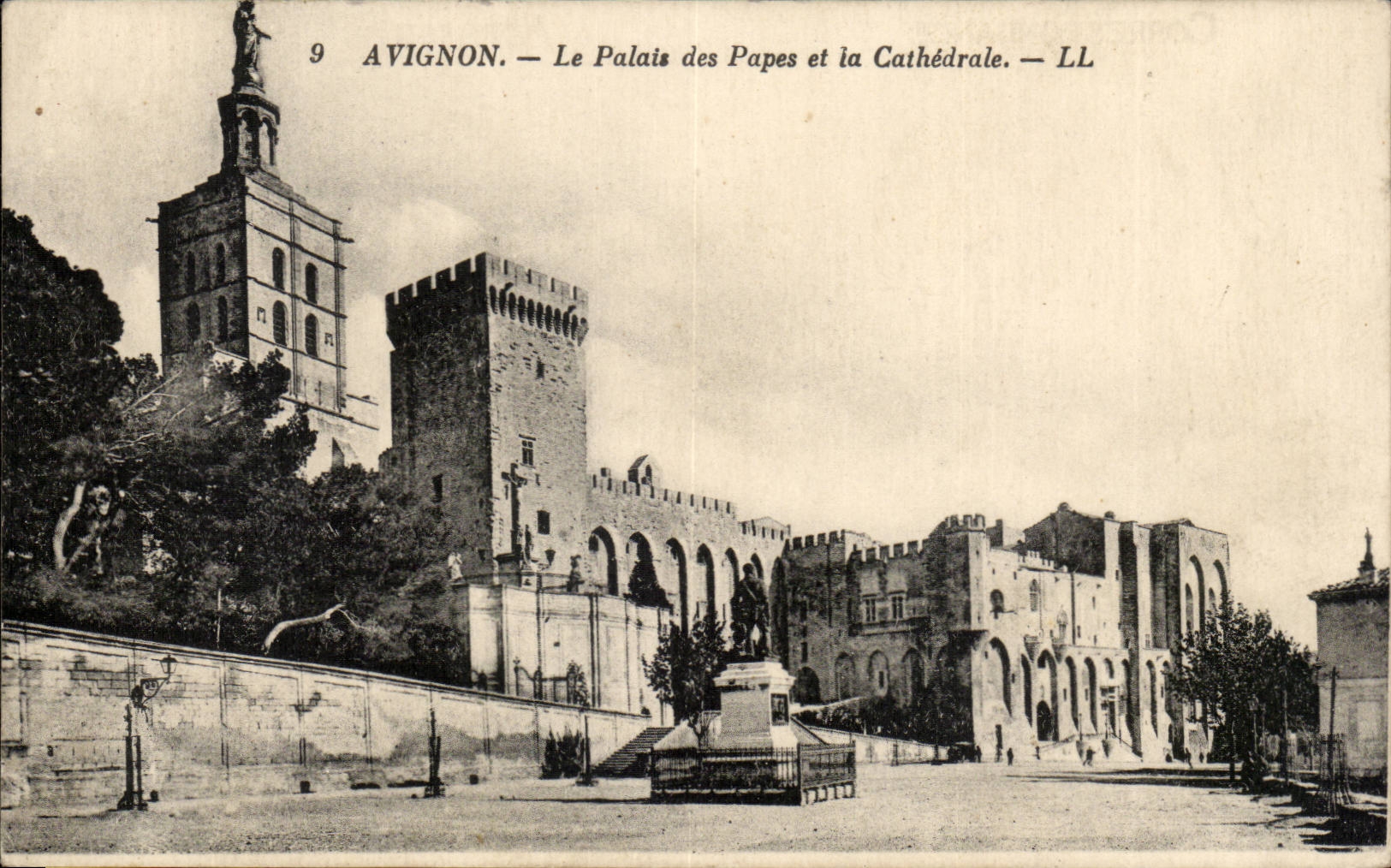Avignon CPA Le palais des papes et la cathedrale