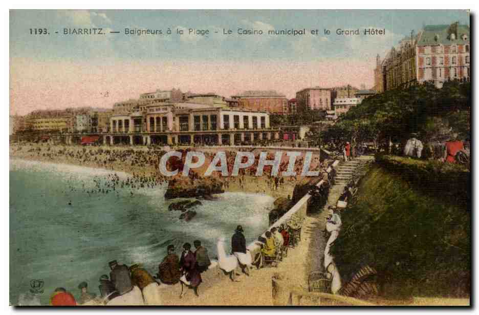 Biarritz - Baigneurs a la Plage - Le Casino Municipal et le Le Grand Hotel CPA 