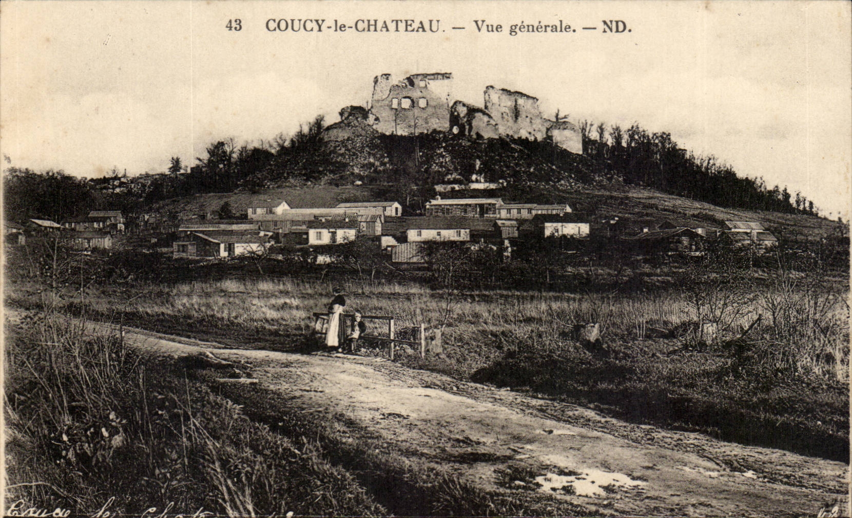 Coucy le Chateau CPA Le chateau Vue generale