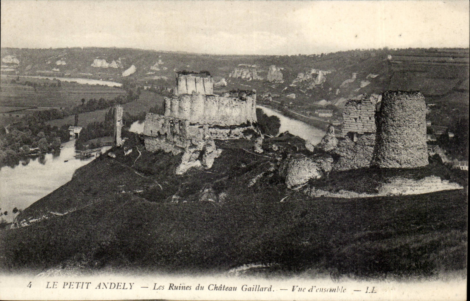 Le Petit Andely CPA Ruines du chateau Gaillard Vue d'ensemble