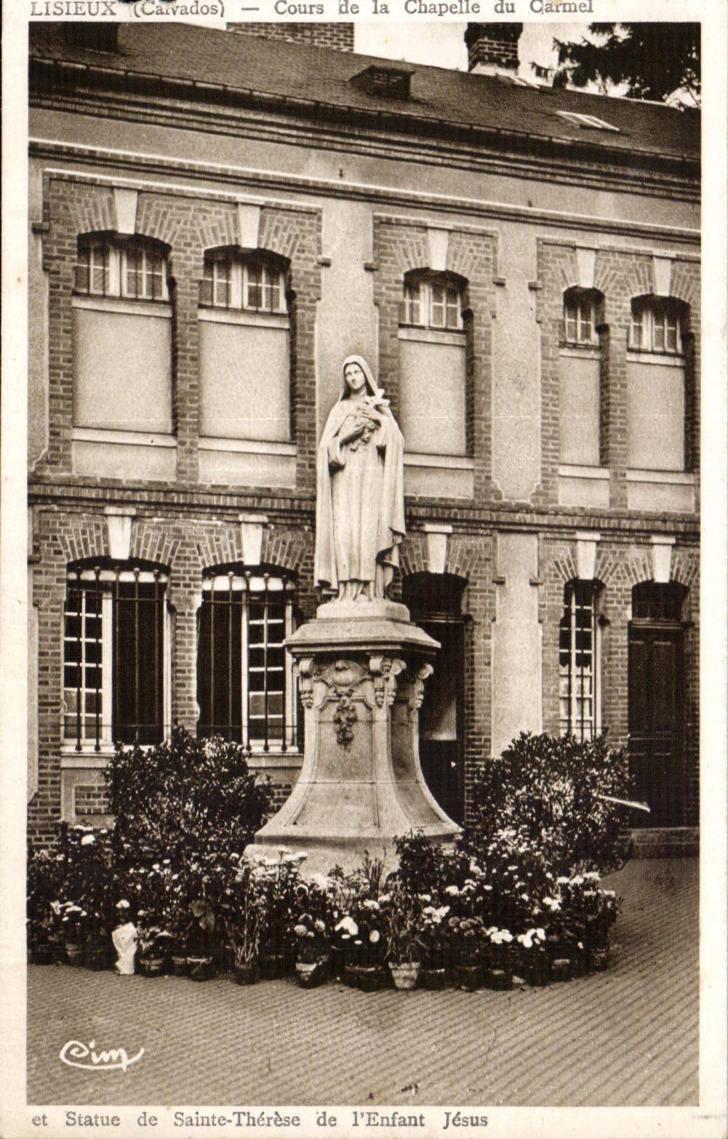 Lisieux (Calvados) — Statue de Sainte-Thérèse de l'Enfant Jésus — Cours de la Chapelle du Carmel