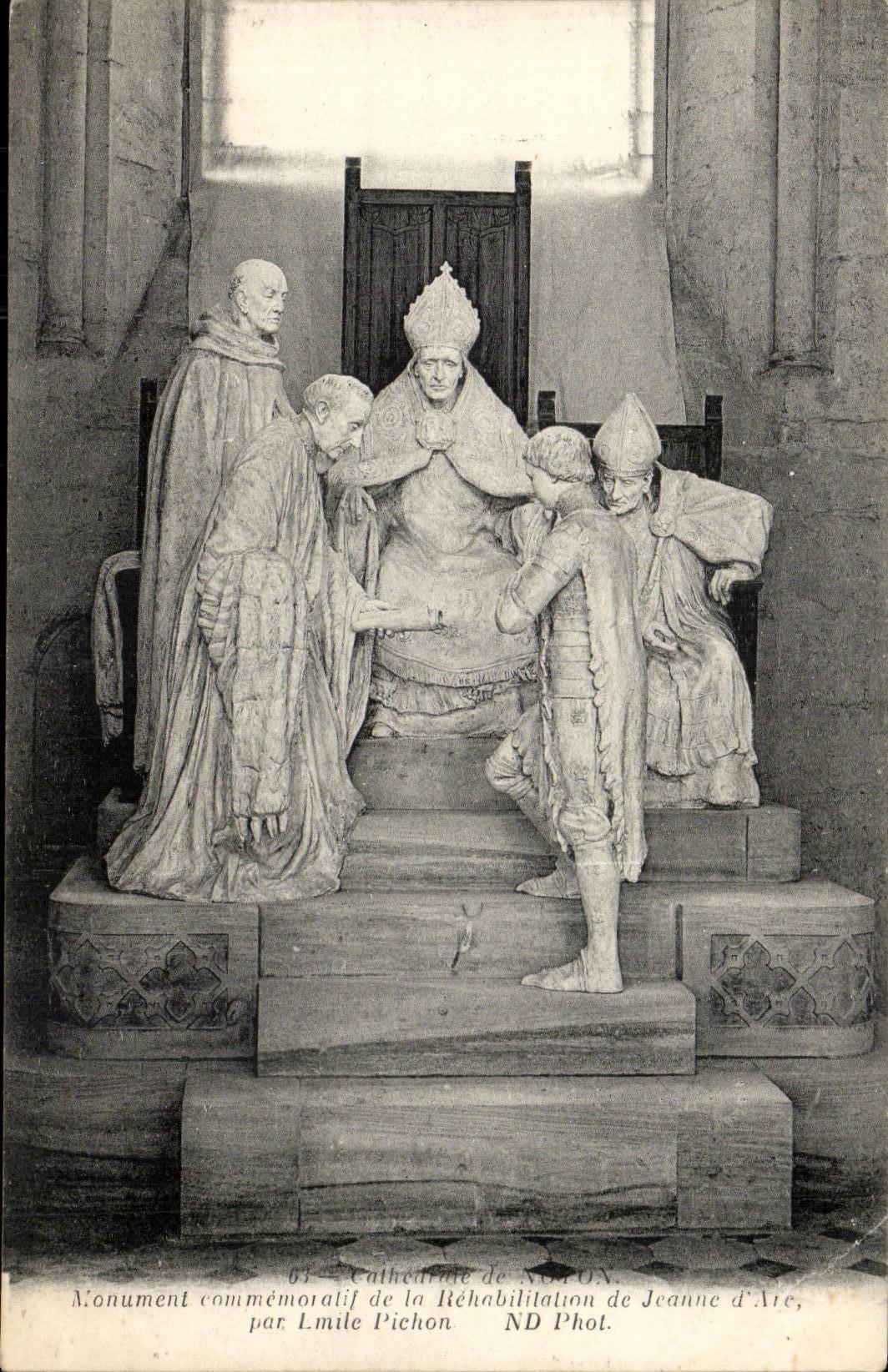 Cathedrale de Noyon CPA Monument commemoratif de la rehabilitation de Jeanne d'arc par EMile Pichon