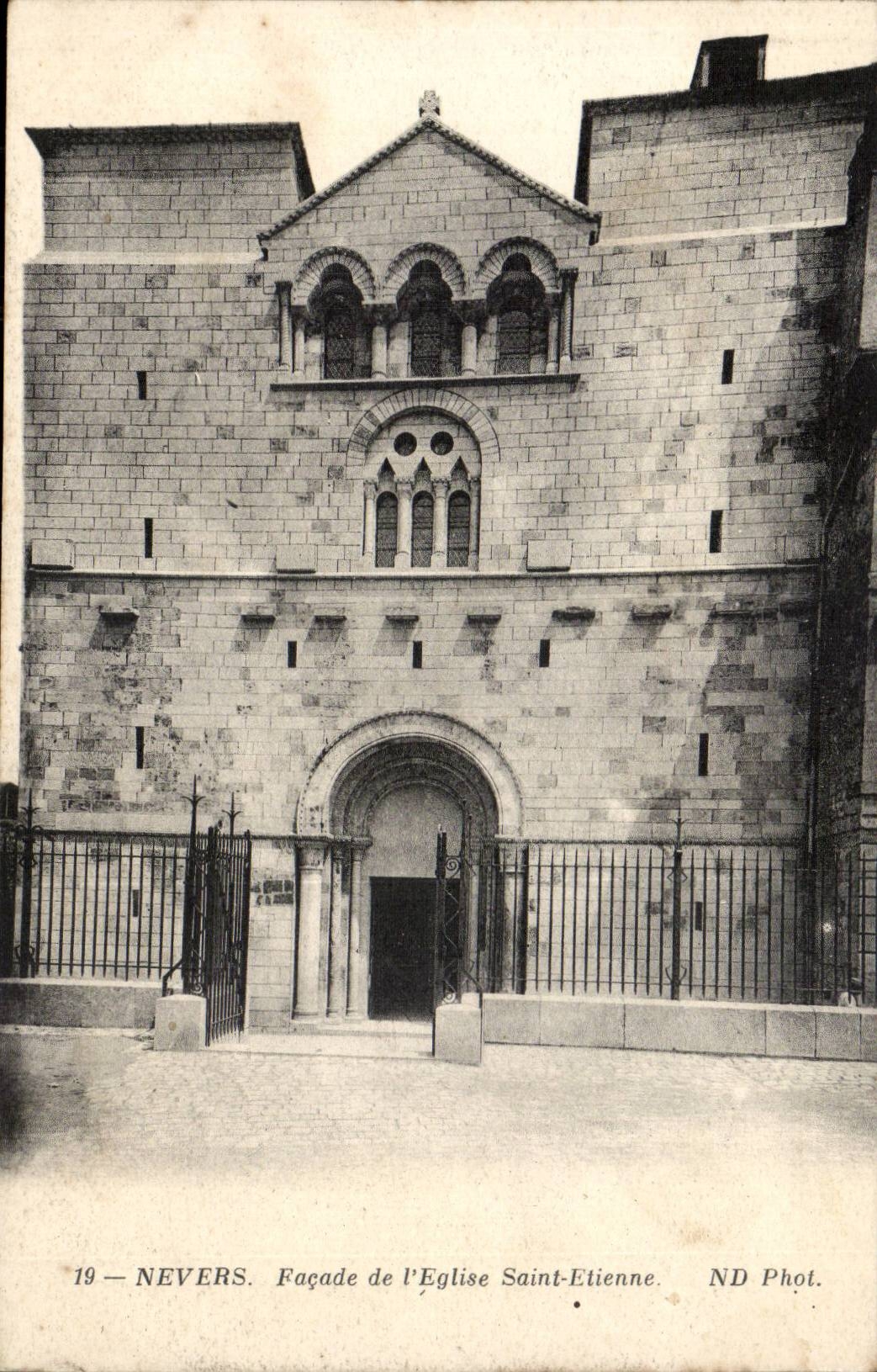 Nevers CPA FAcade de l'eglise Saint Etienne
