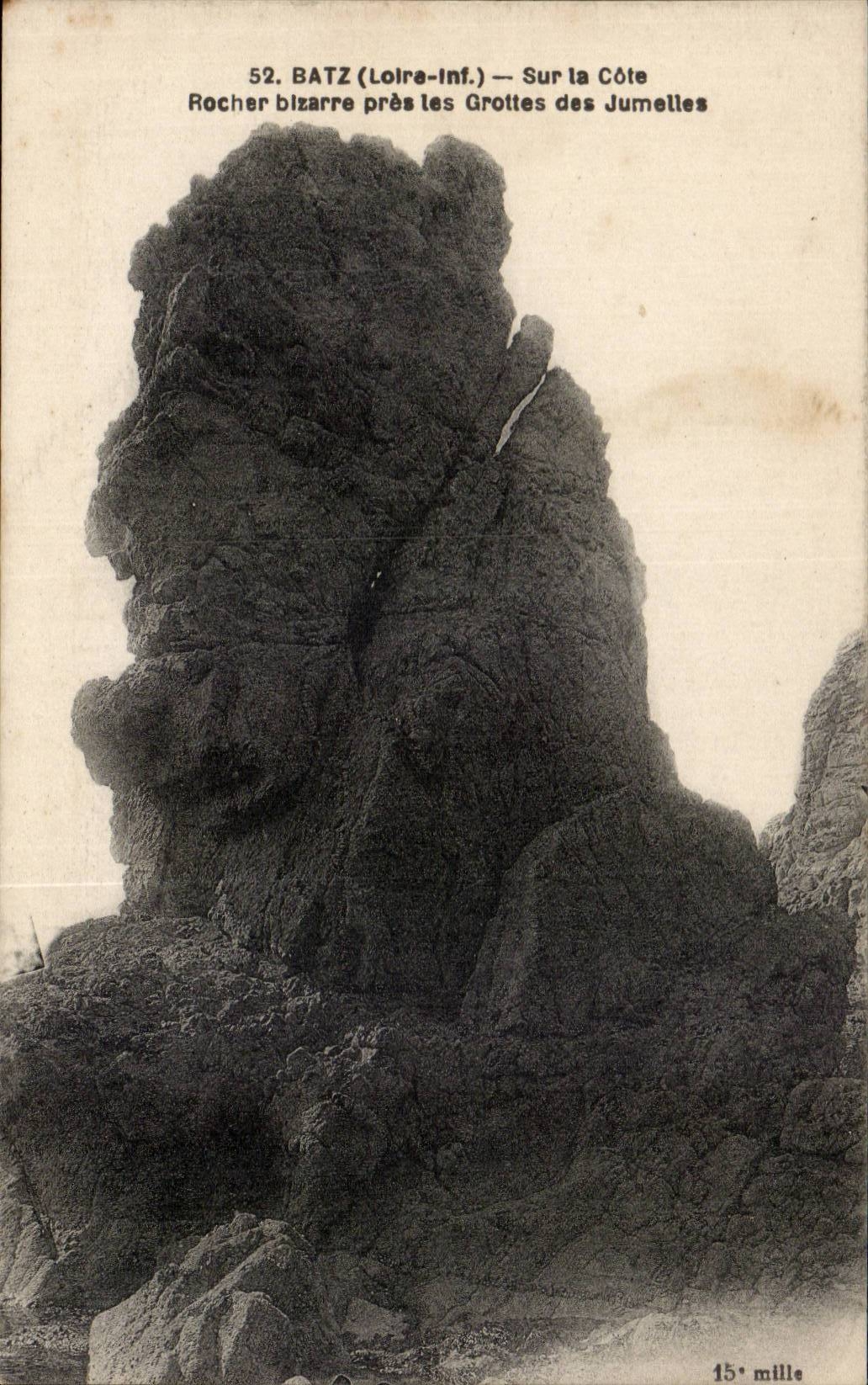 Batz CPA Sur la cote Rocher bizarre pres les grottes des jumelles