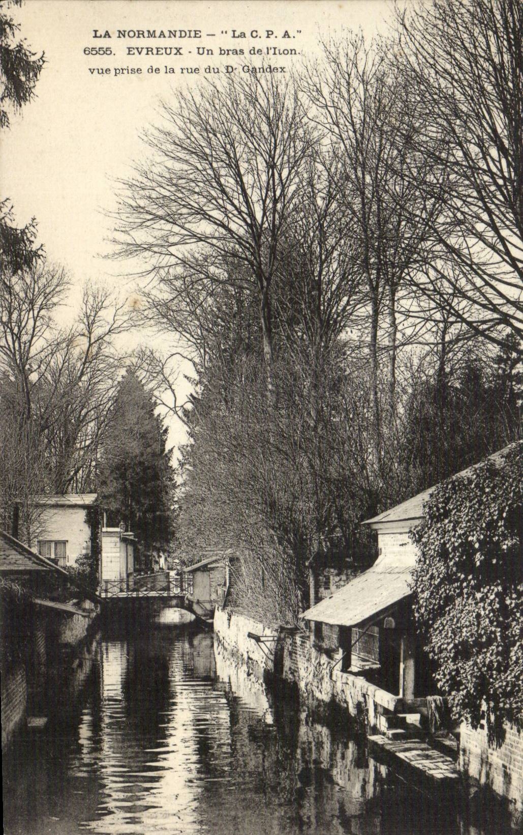 Evreux - Un bras de l'Ion, vue prise de la rue du Gandex — La C.P.A. n°6555