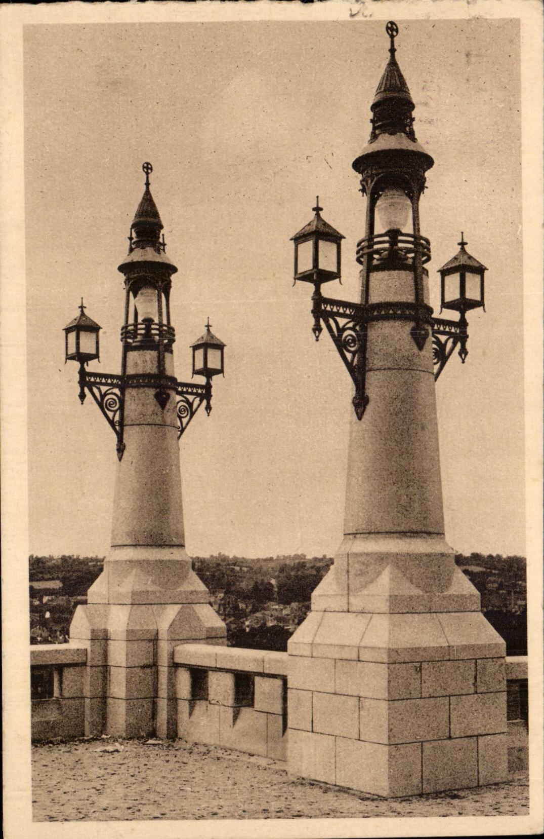 CPA Basilique de Lisieux Lampadaire du parvis