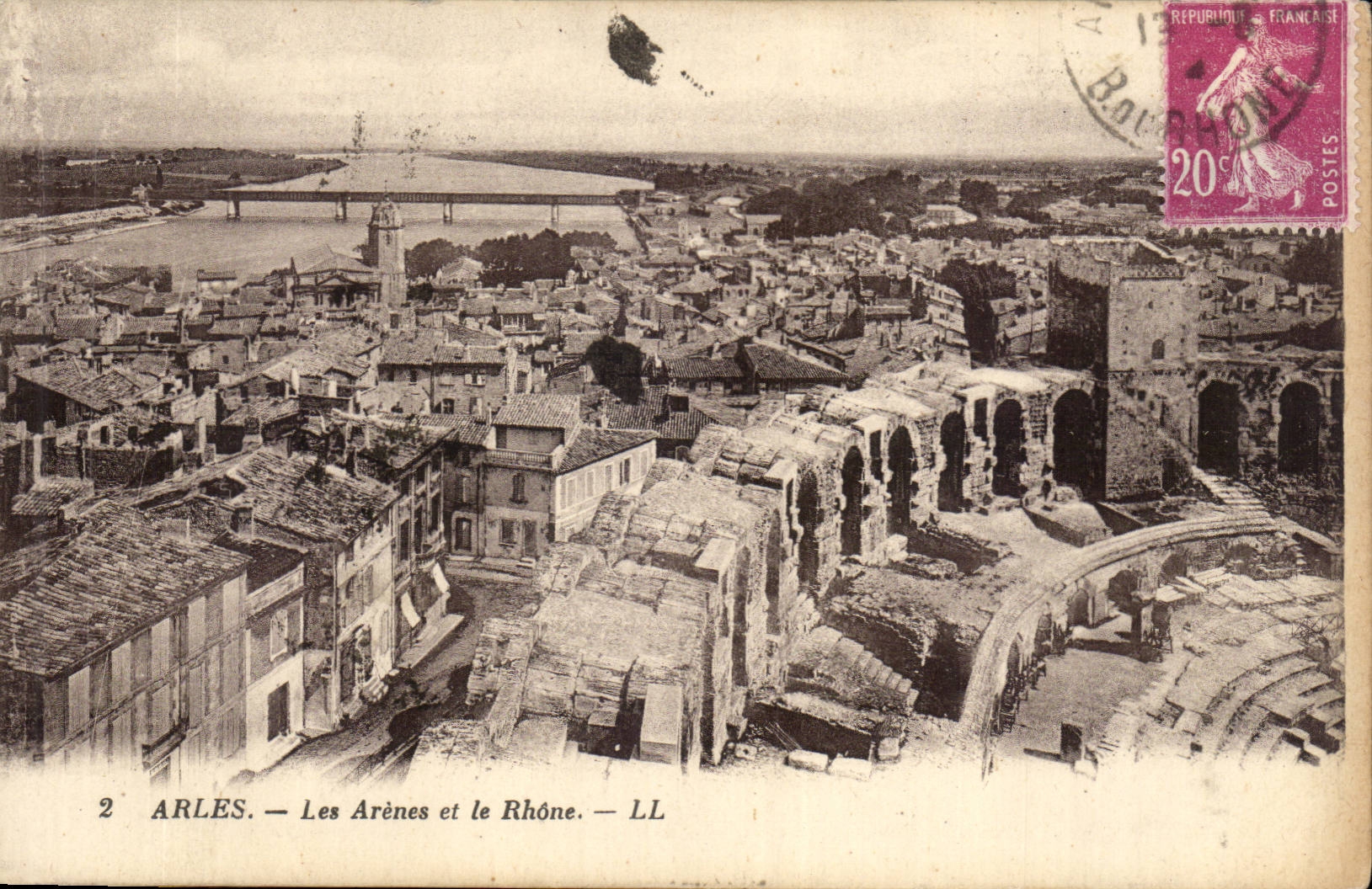 Arles CPA Les arenes et le Rhone