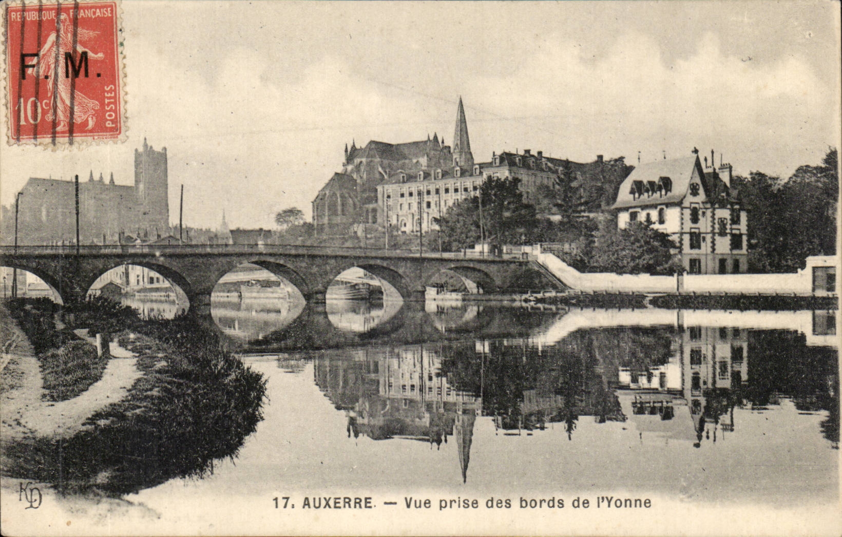 Auxerre CPA Vue prise des bords de l'Yonne