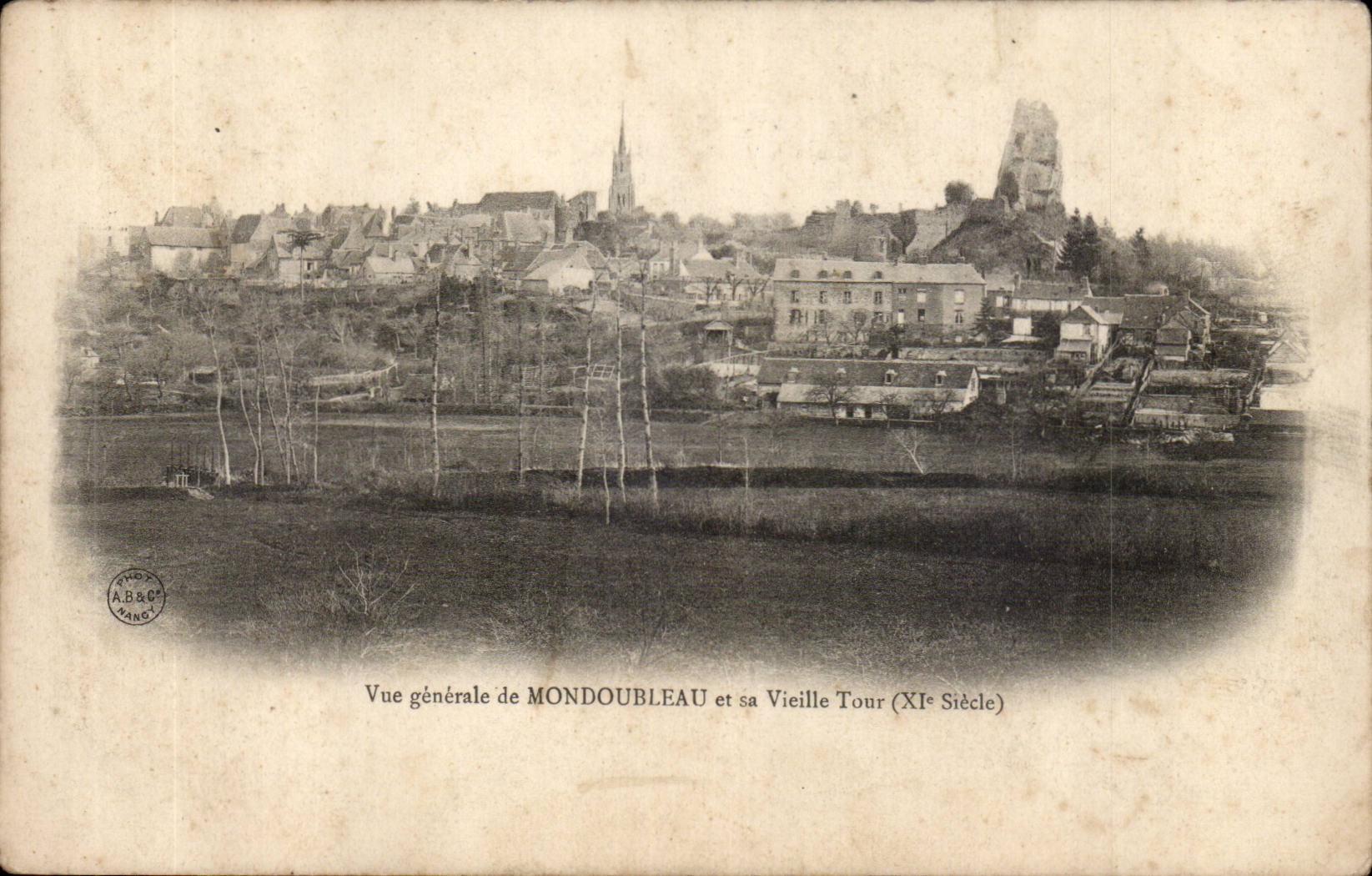 Mondoubleau — Vue générale et sa Vieille Tour (XIe siècle) — A.B.&C. (P. MINGO)