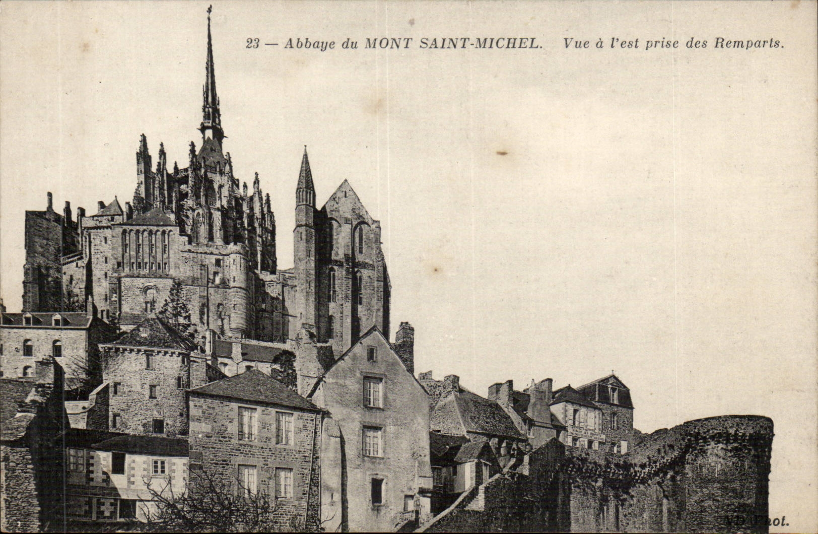 Abbaye du Mont Saint-Michel — Vue à l'est prise des remparts — Éditeur V. B. Pot.