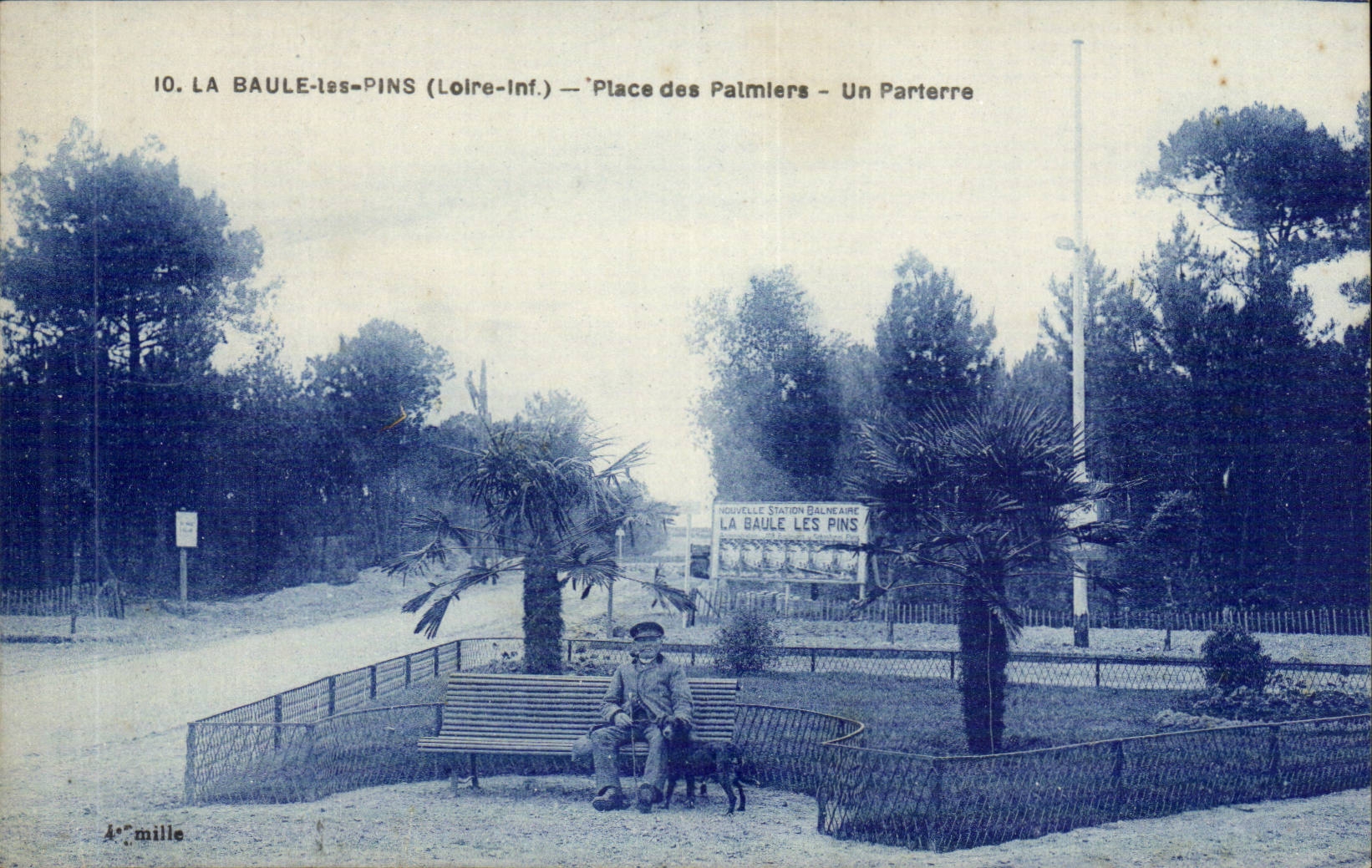 La Baule sur Mer CPA La place des palmiers Un parterre (animee)