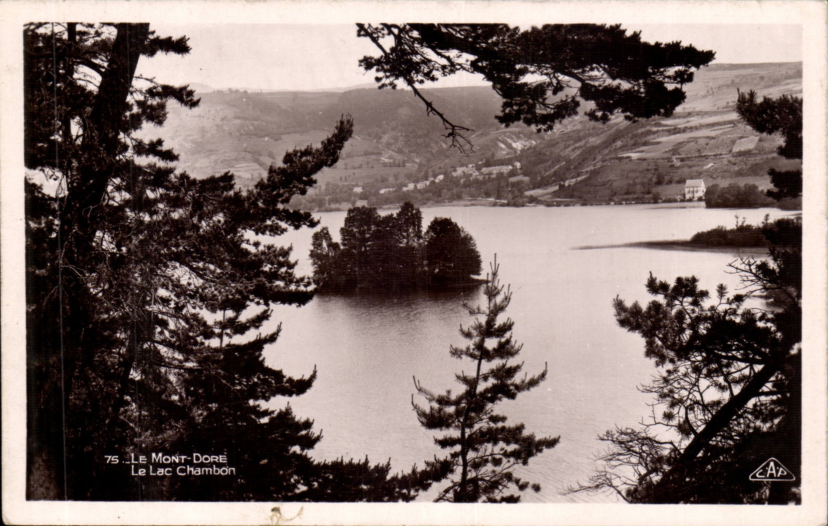 Le Mont Dore CPA Le lac Chambon