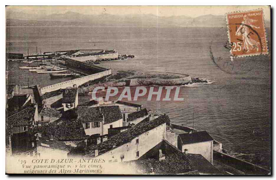 Antibes cPA Vue panoramique vers les cimes neigeuses des Alpes Maritimes