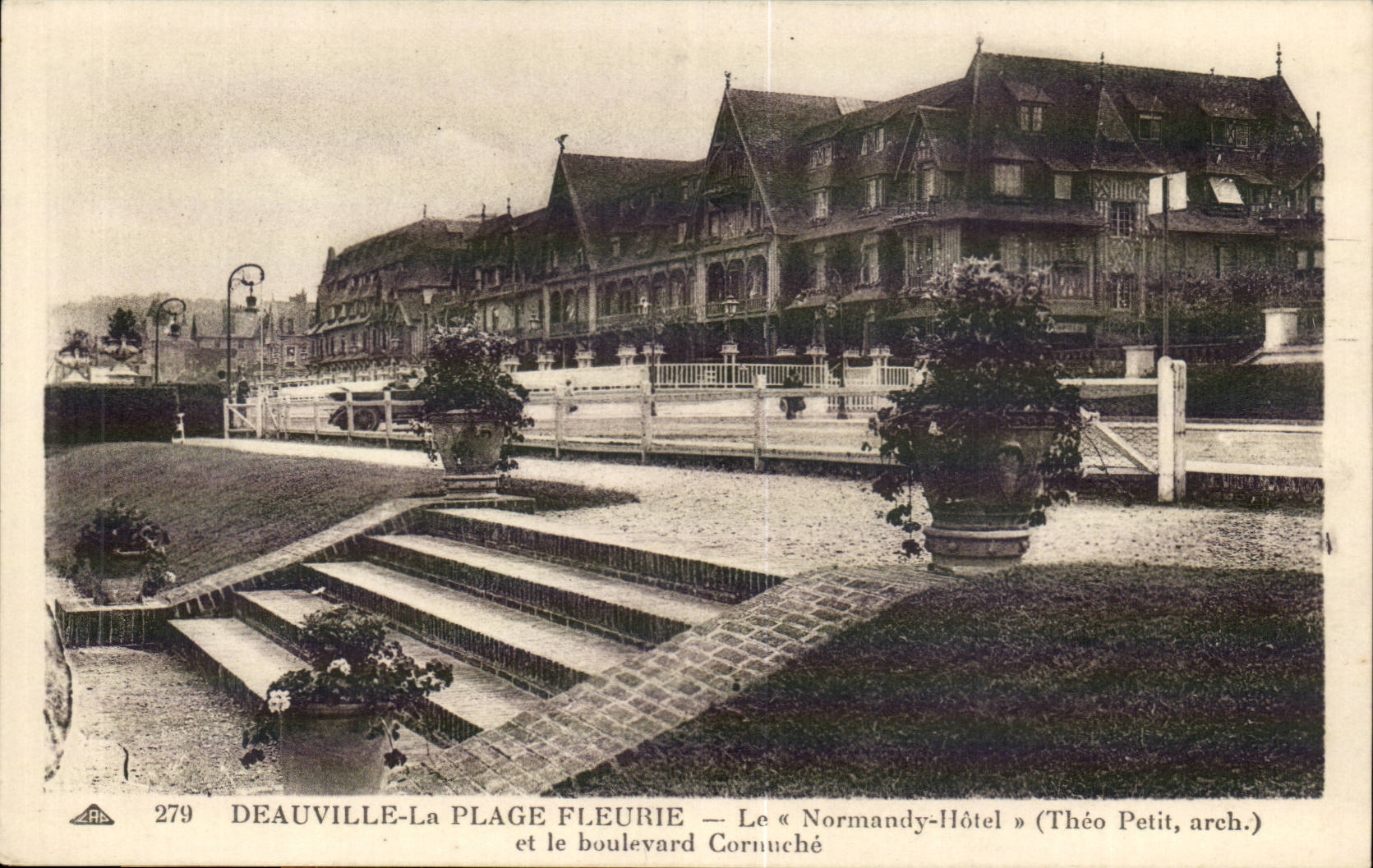 Deauville-La Plage Fleurie — The « Normandy-Hôtel » (Théo Petit, arch.) and the Cornuché Boulevard