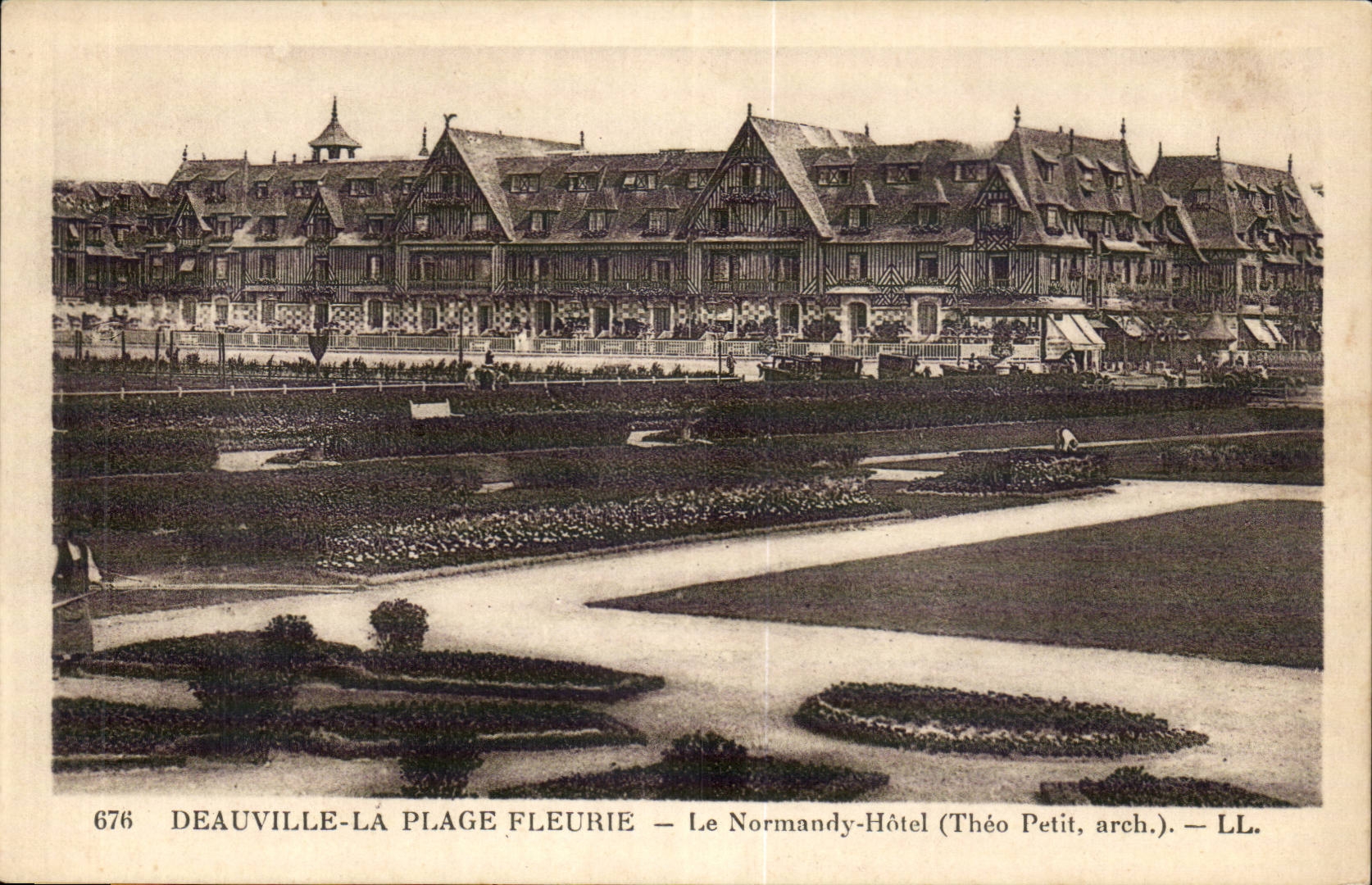 Deauville-La Plage Fleurie — Le Normandy-Hôtel (Théo Petit, arch.) — LL.