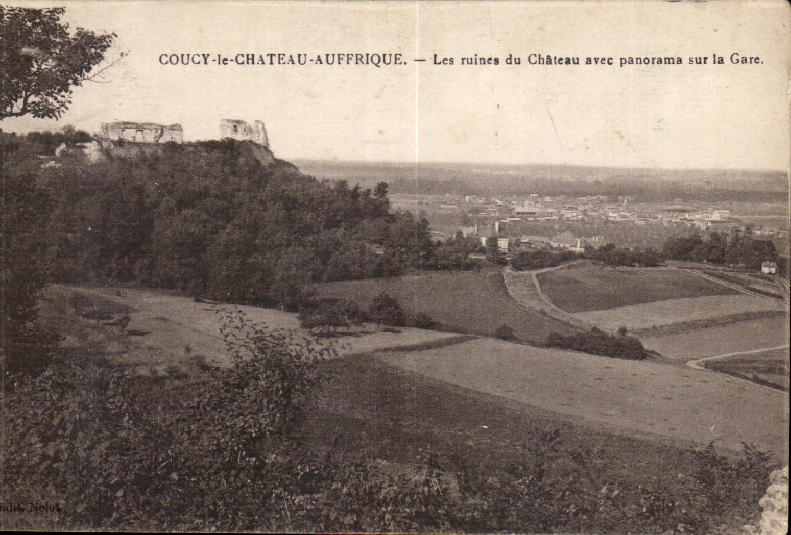 Coucy-le-Château-Auffrique — Les ruines du Château avec panorama sur la Gare.
