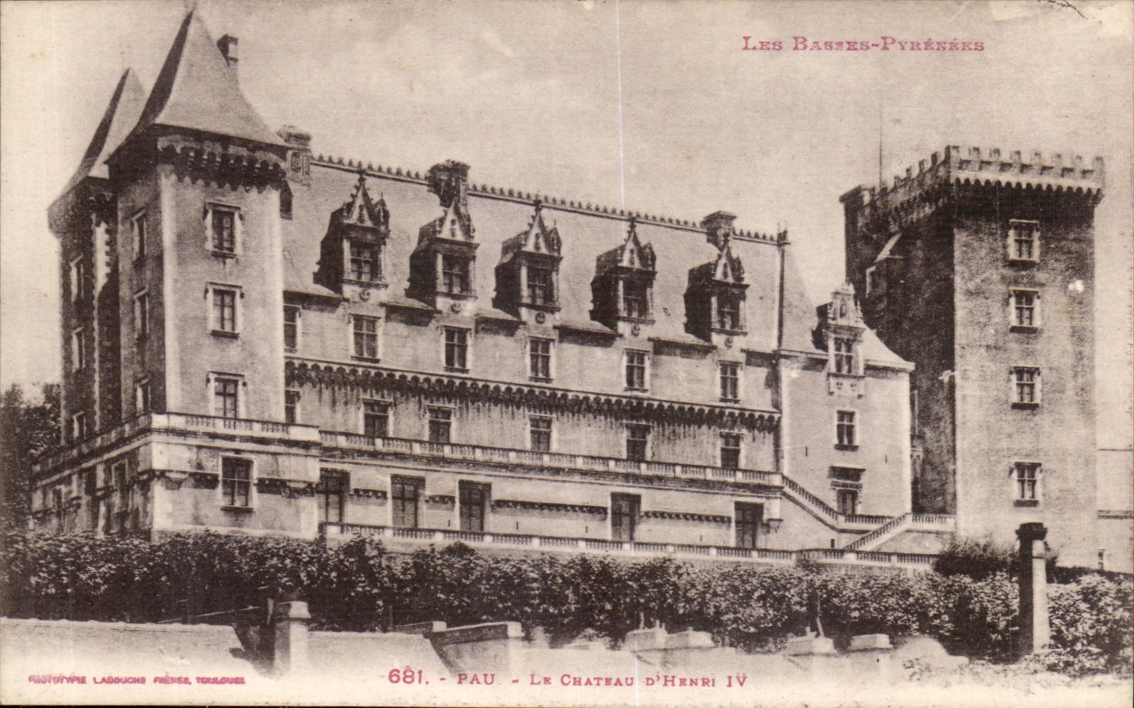 Pau - Le Château d'Henri IV — Les Bastes-Pyrénées — Phototypie Labouché Frères, Toulouse, n°681