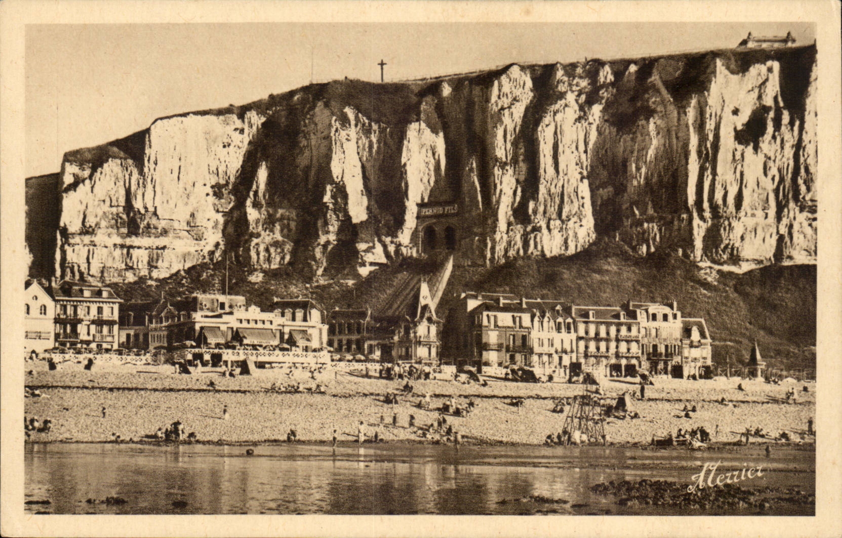 Le TReport Eu Mers cPA Mesnil Val Les falaises Le funiculaire et la fregate sur la plage