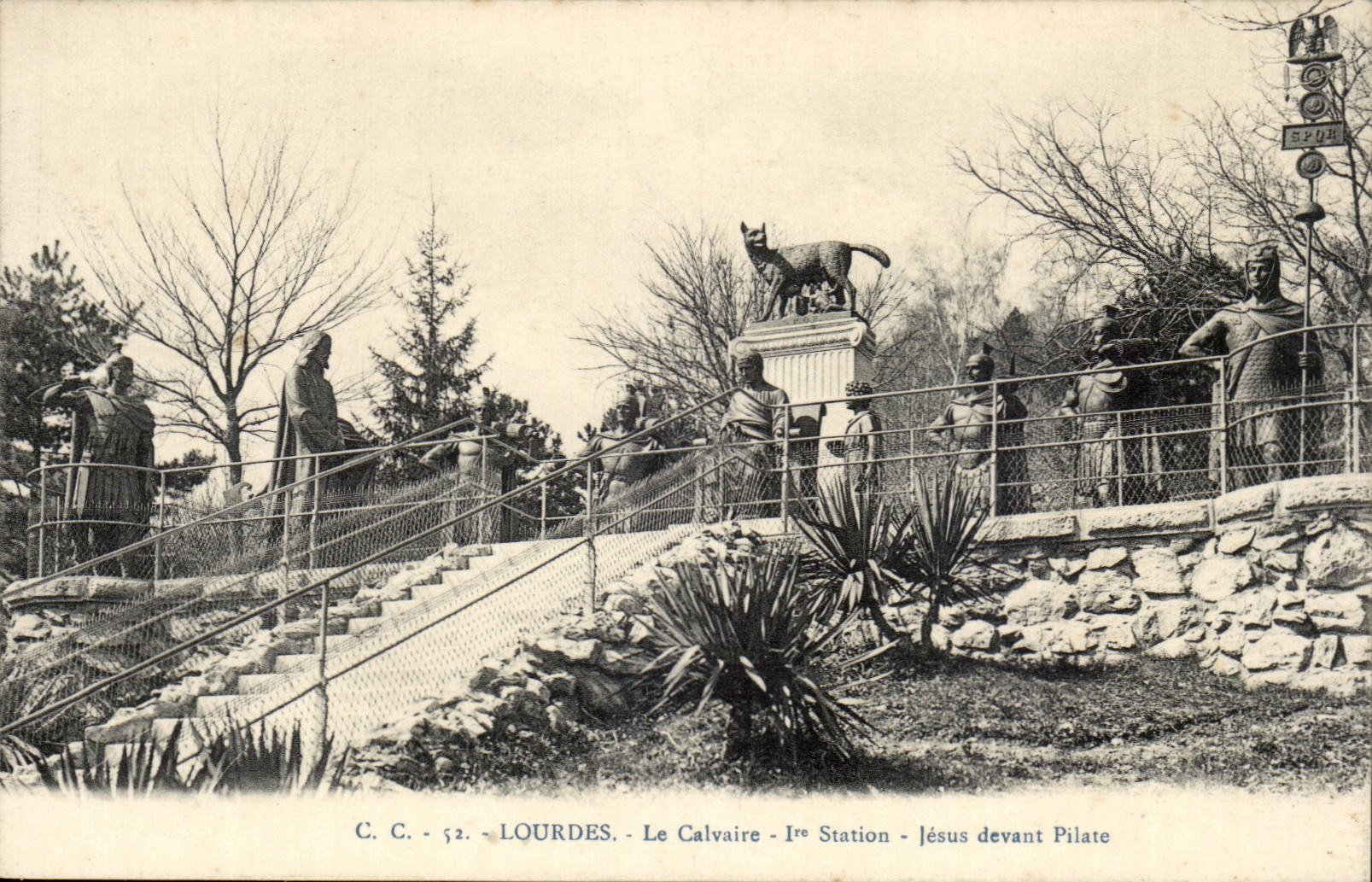 Lourdes CPA Le calvaire 1ere station Jesus devant Pilate