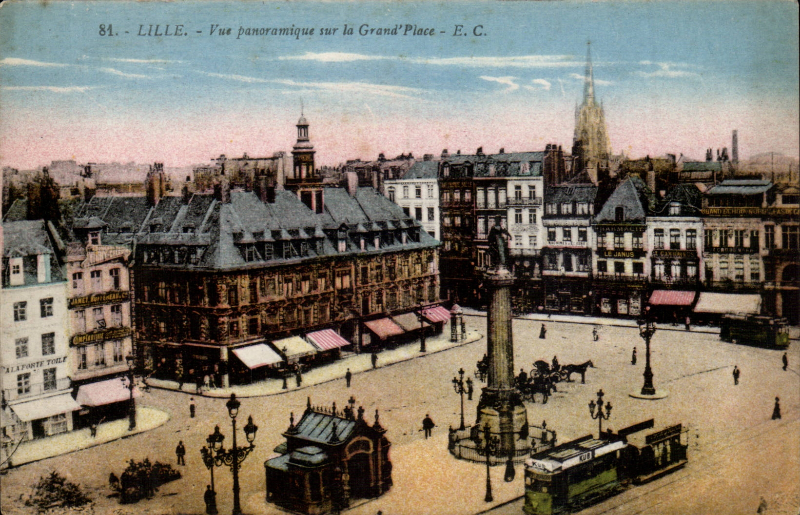 Lille CPA Vue panoramique sur la grand place