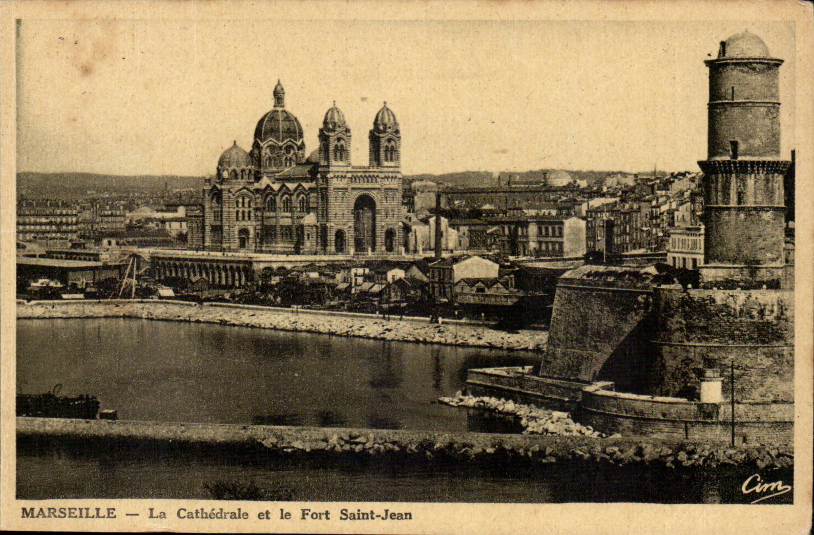 Marseille cPA La cathedrale et le fort Saint Jean