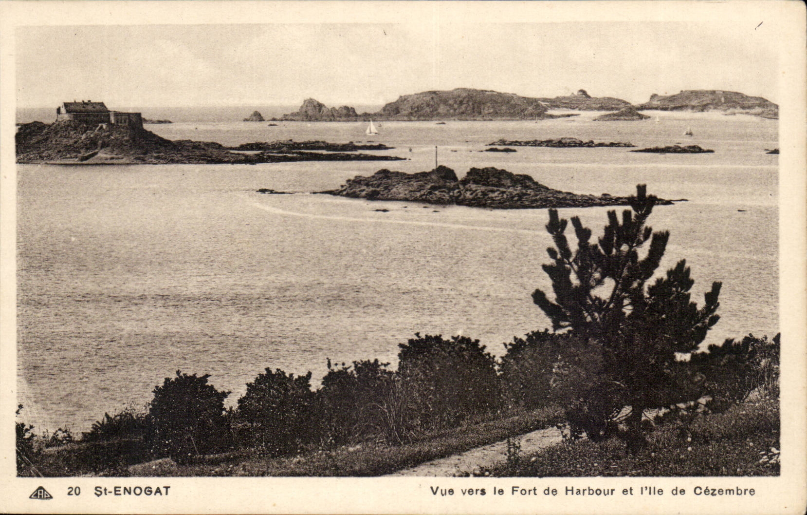 St-Enogat — Vue vers le Fort de Harbour et l'Île de Cézembre — J.L. Ante Photomécániques, St-Isabourg