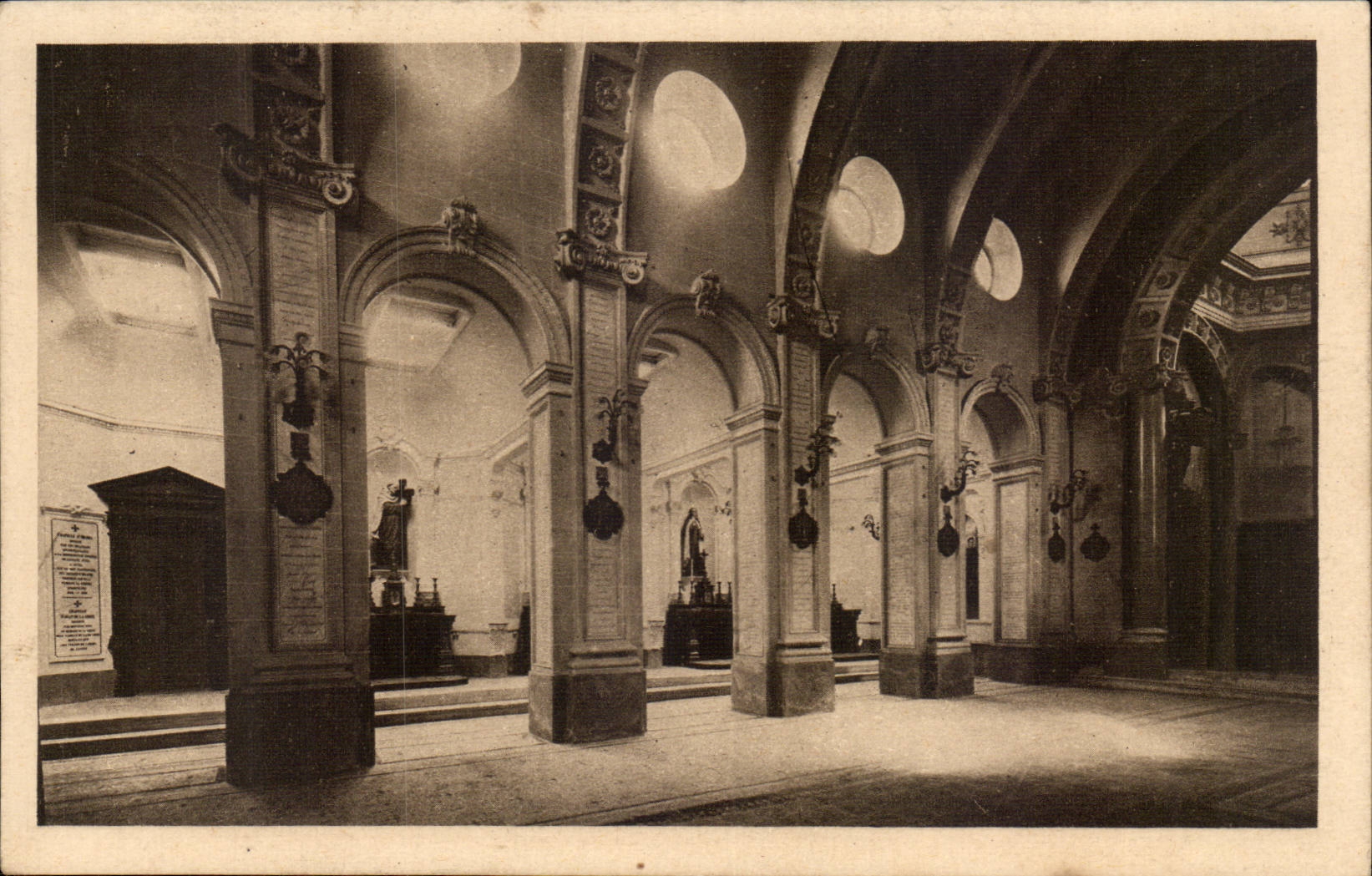 Intérieur de la chapelle des Carmélites de Lisieux — éditeur Derroix, n°5