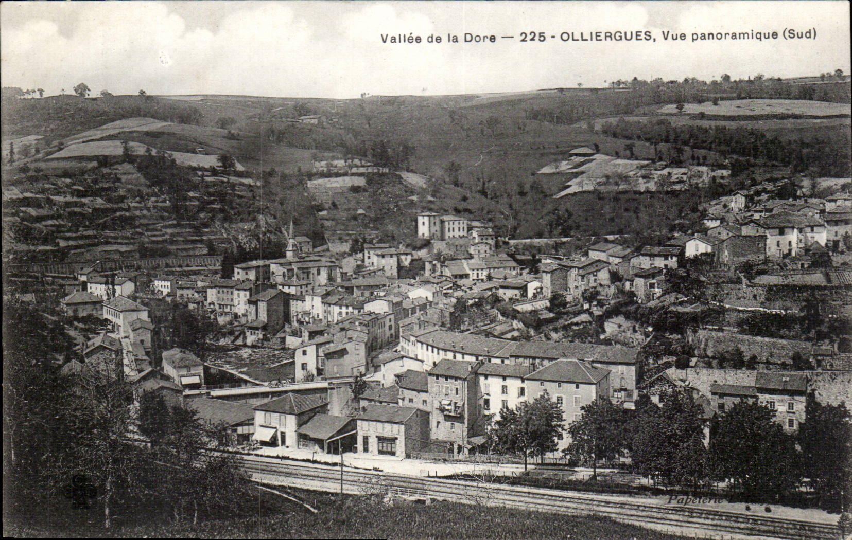 Vallée de la Dore — 225 — OLLIERGUES, Vue panoramique (Sud)