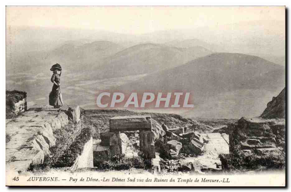 Auvergne — Puy de Dôme — Les Dômes Sud vus des Ruines du Temple de Mercure — LL