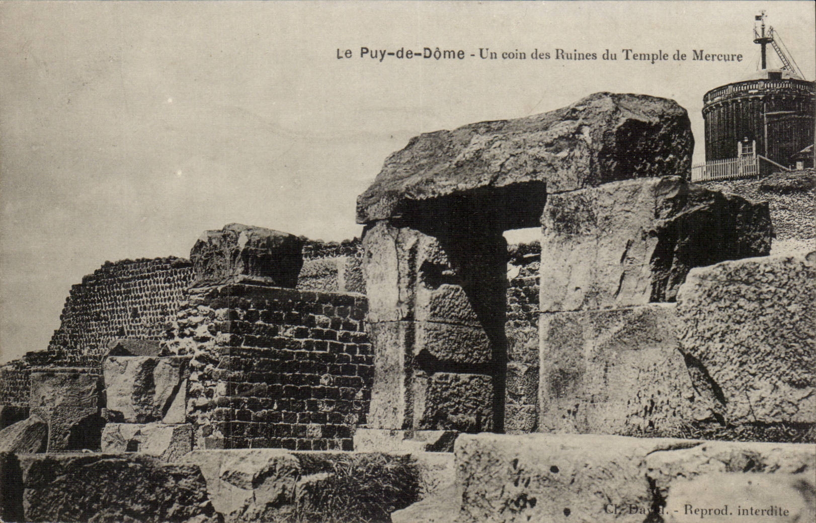 Le Puy-de-Dôme - Un coin des Ruines du Temple de Mercure — Cl. Bas. - Reprod. interdite