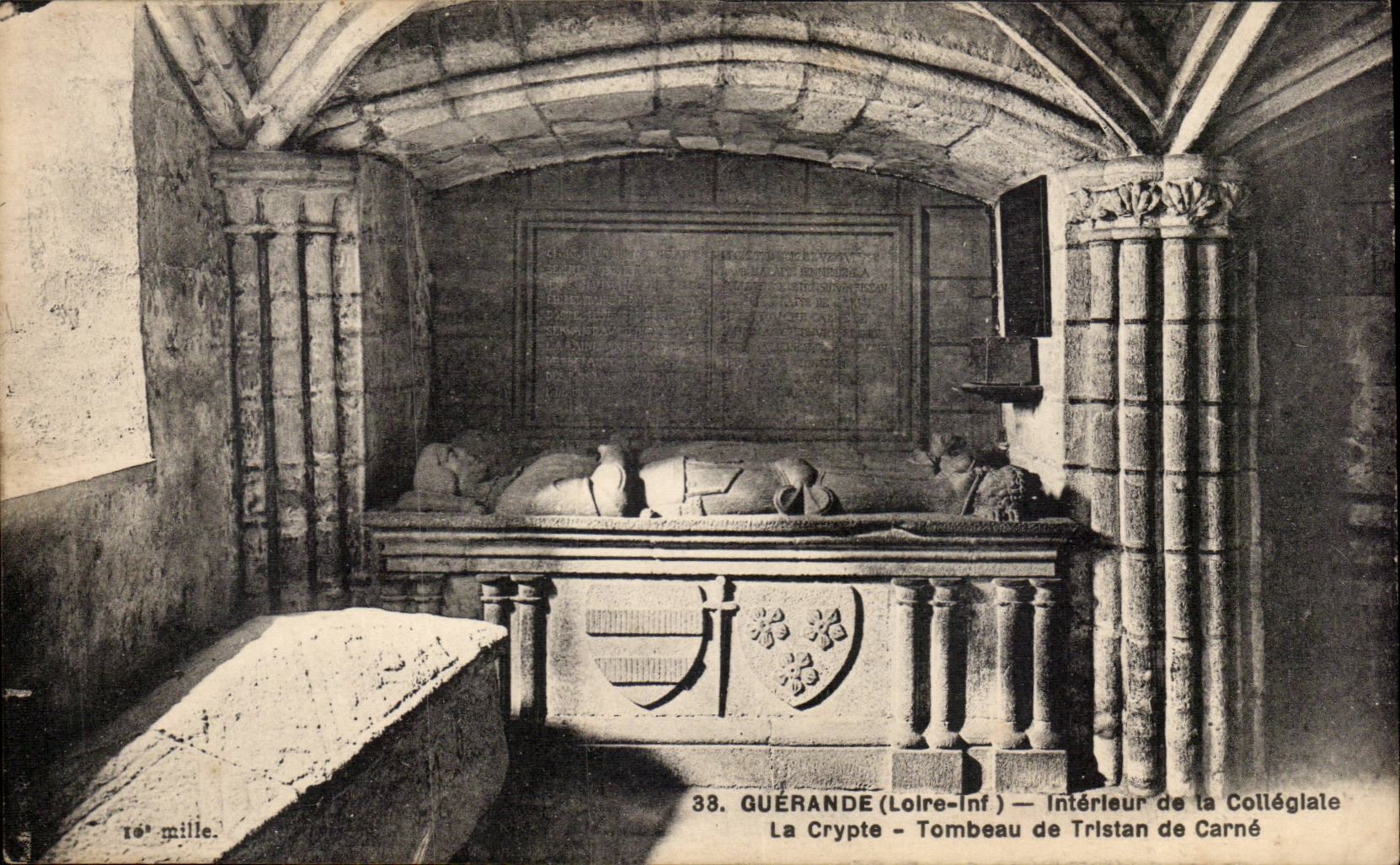 Guerande CPA Interieur de la collegiale La crypte Tombeau de TRistan de CArne