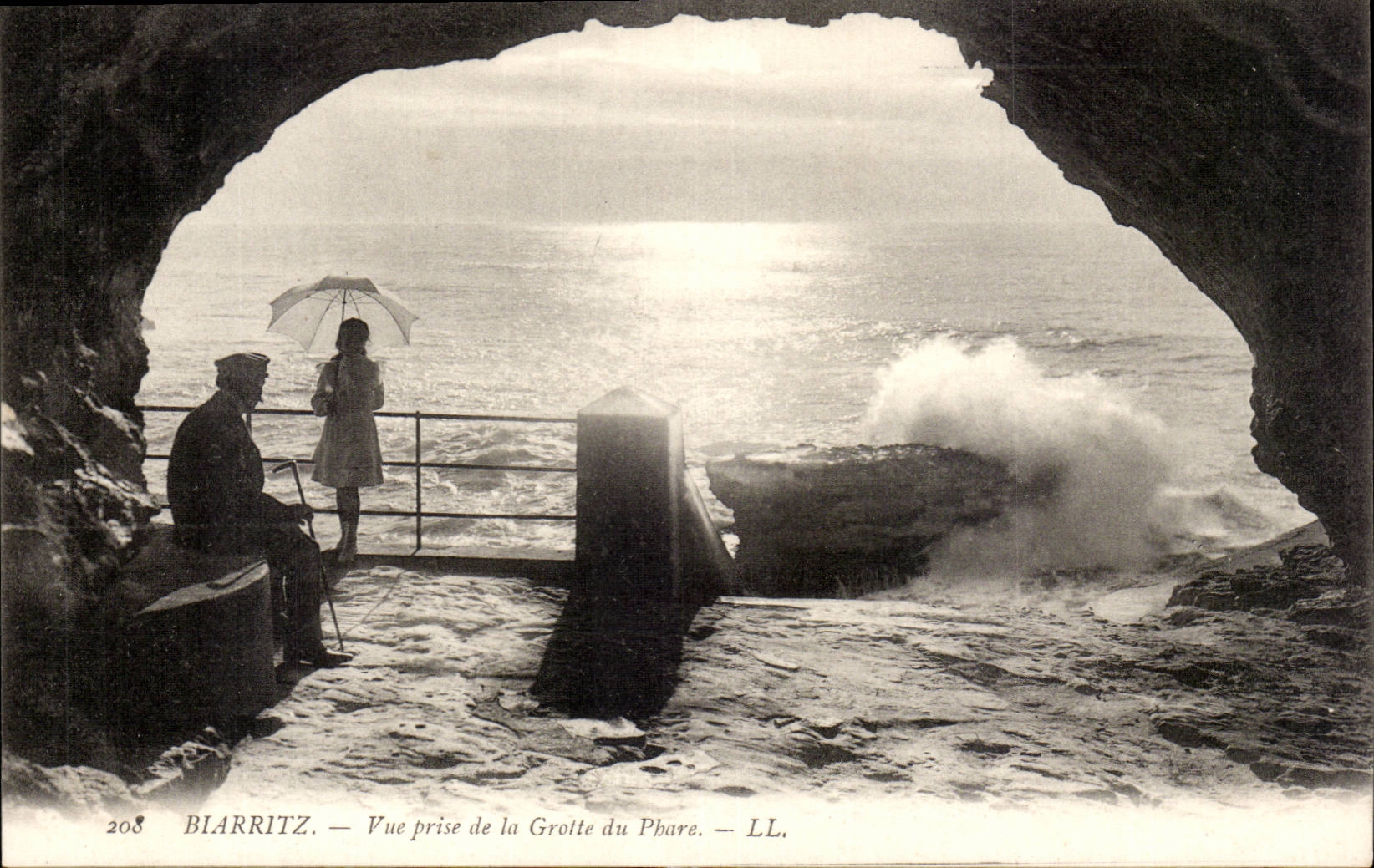 Biarritz CPA Vue prise de la grotte du phare (lighthouse)