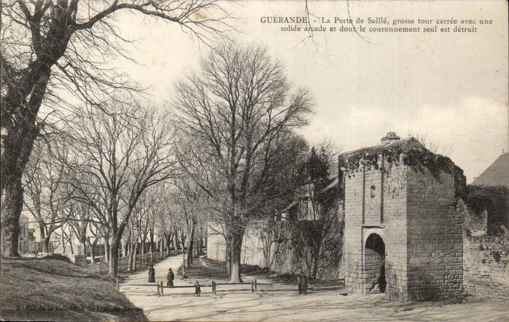 Guerande CPA La porte de Saille grosse tour carree avec une solide arcade 