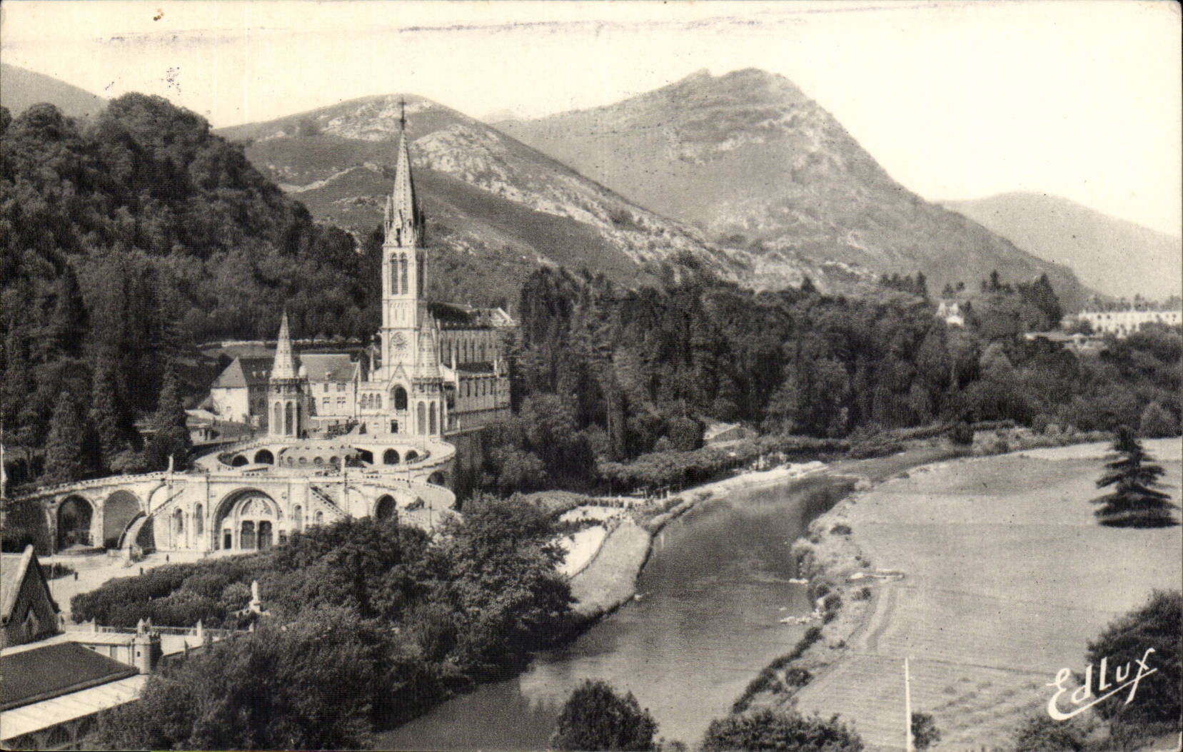 Lourdes CPA La basilique et le Gave