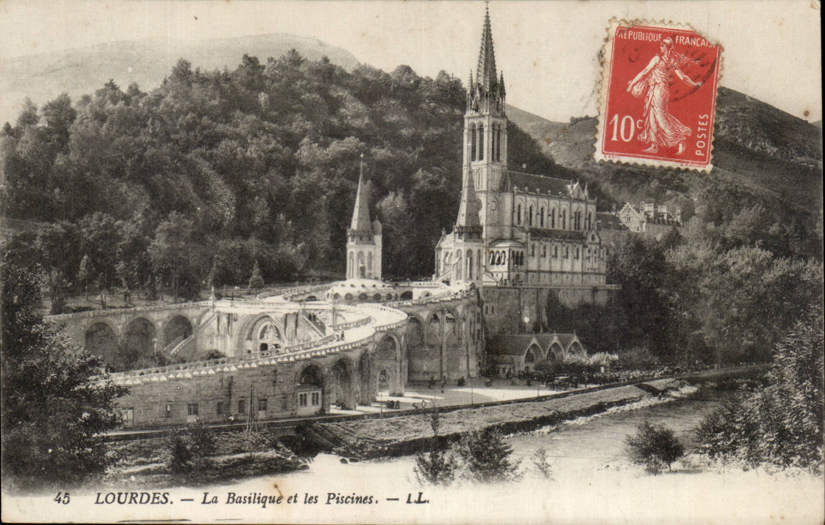 Lourdes CPA La basilique et les piscines