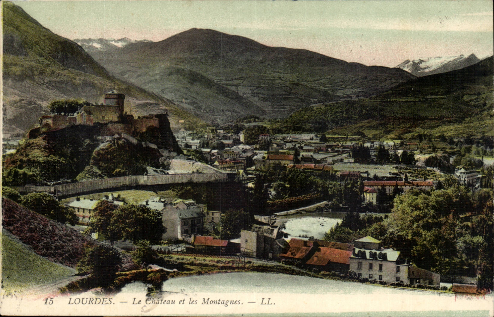 Lourdes — Le Château et les Montagnes — LL. — N°15