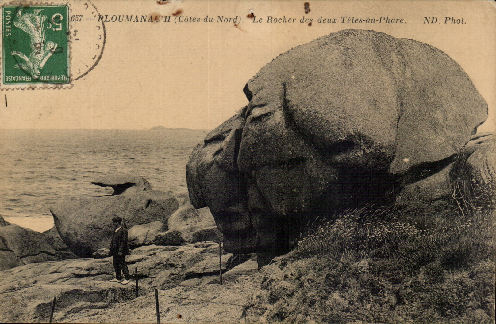 Ploumanach CPA Le rocher des deux tetes au phare