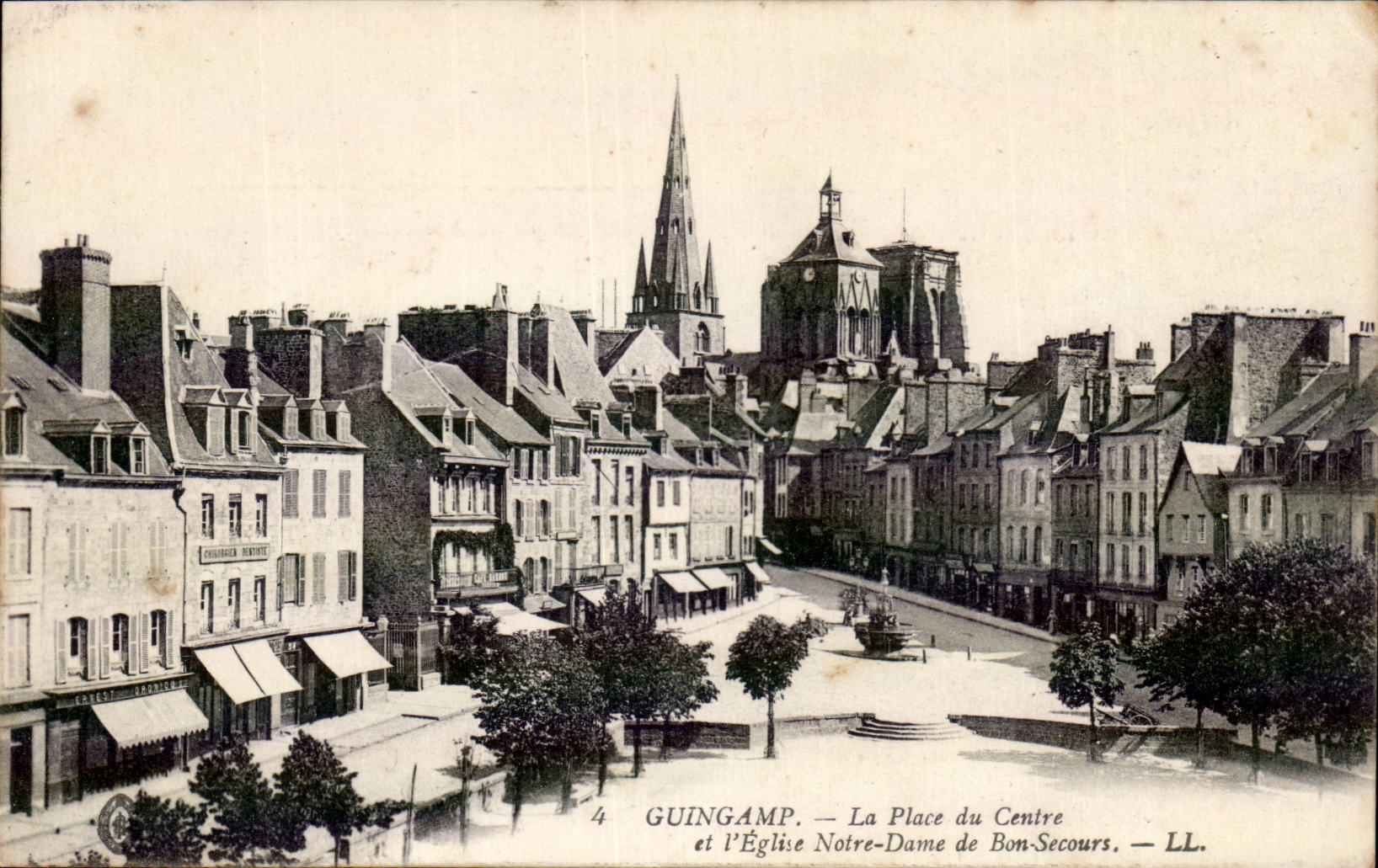 Guingamp CPA Place du centre et Eglise Notre DAme de Bonsecours