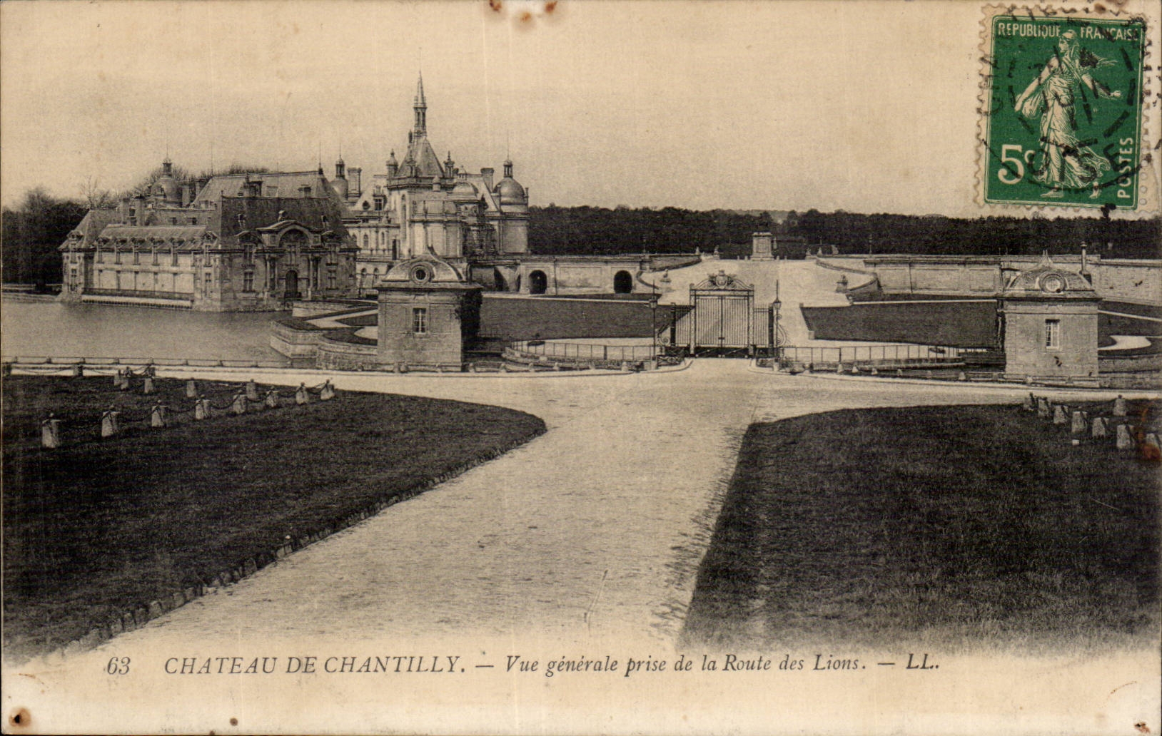 Château de Chantilly — Vue générale prise de la Route des Lions — LL. — N°63