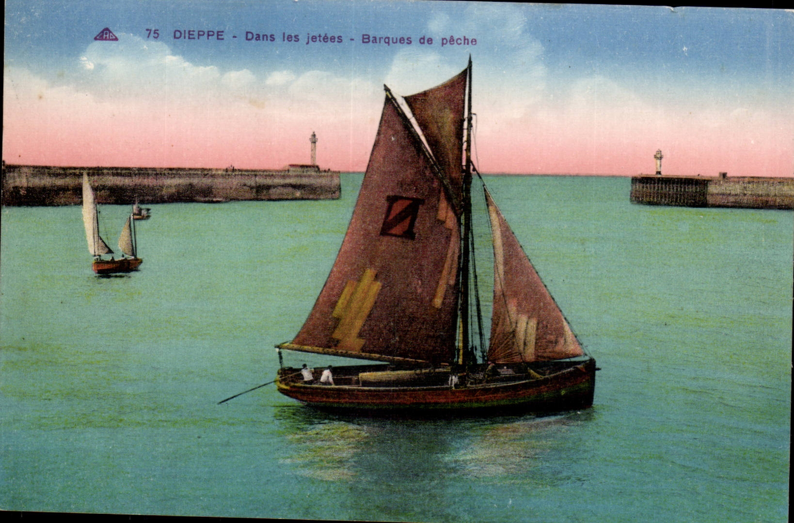 Dieppe CPA Dans les jetees Barques de peche