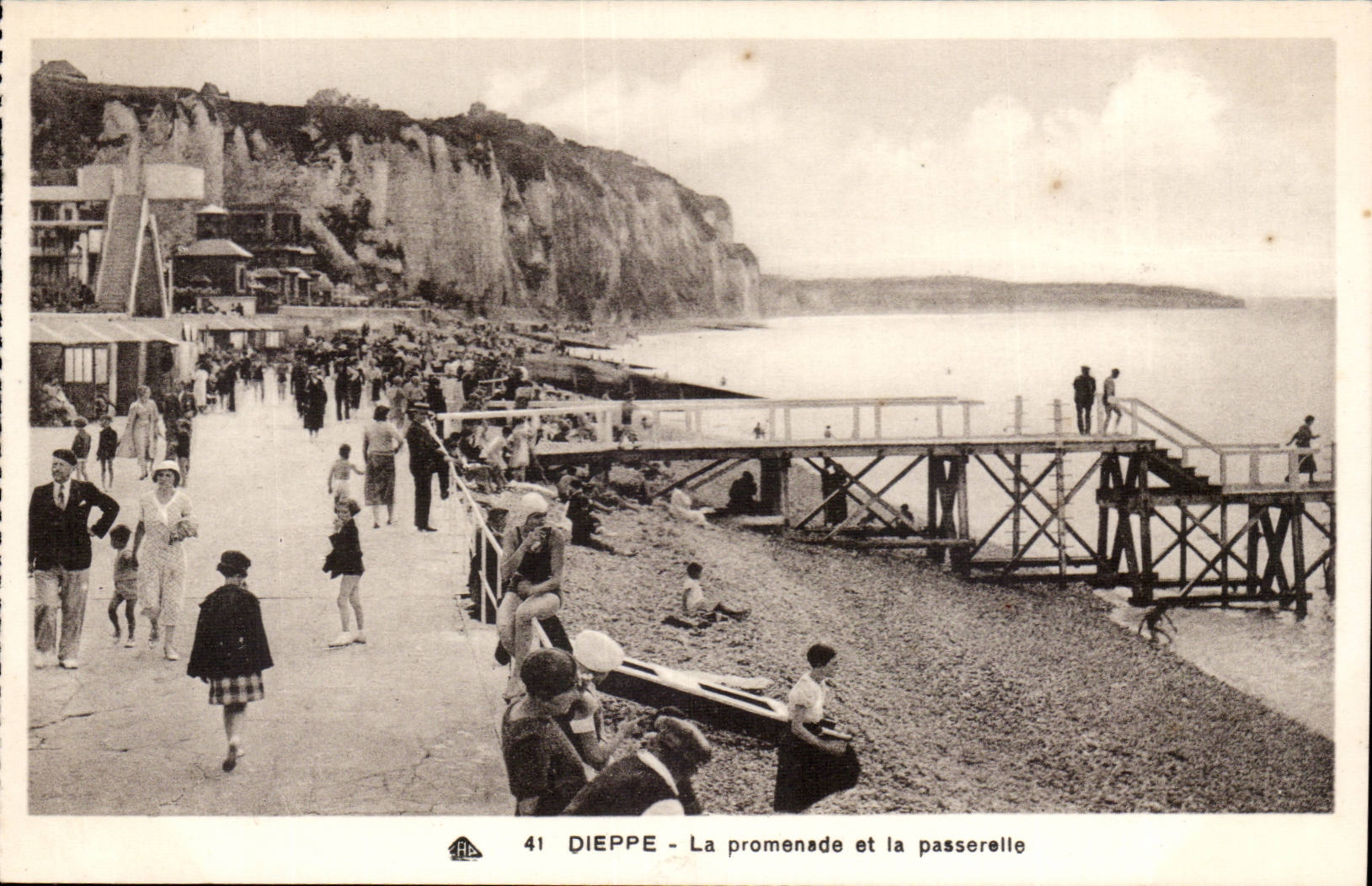 Dieppe CPA La promenade et la passerelle