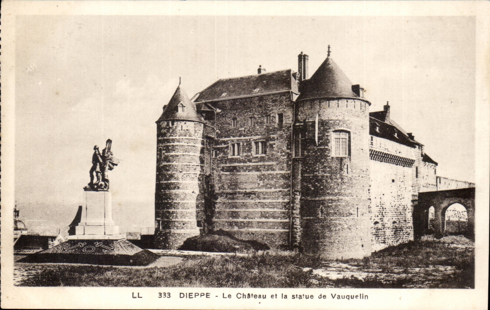 Dieppe CPA Le chateau et la statue de Vauquelin