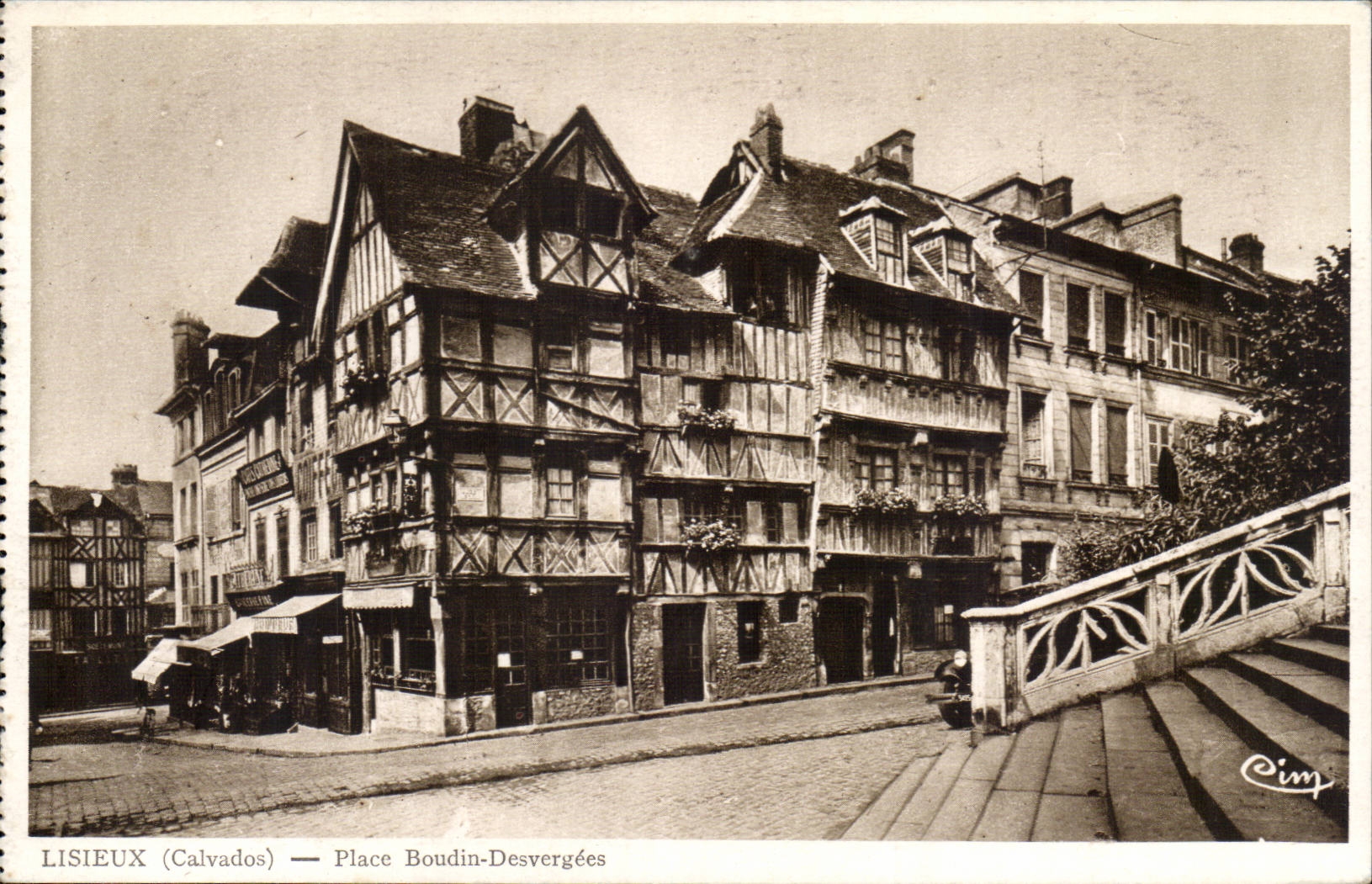 Lisieux (Calvados) — Place Boudin-Desvergées — Cimp