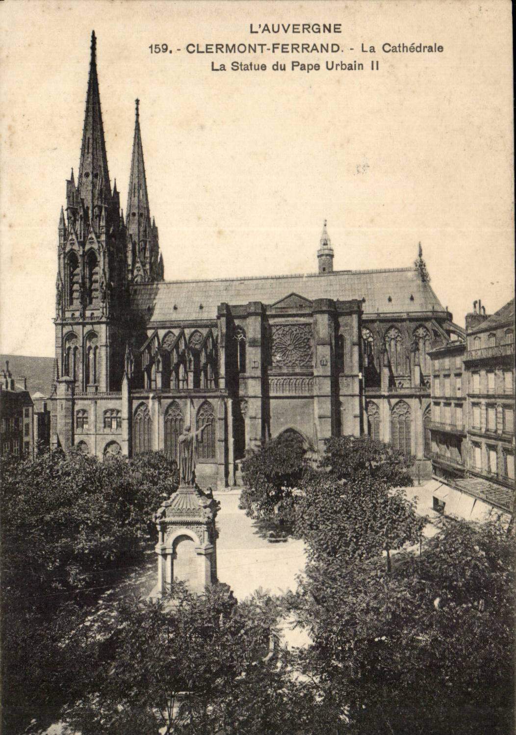 Clermont-Ferrand - La Cathédrale et la Statue du Pape Urbain II