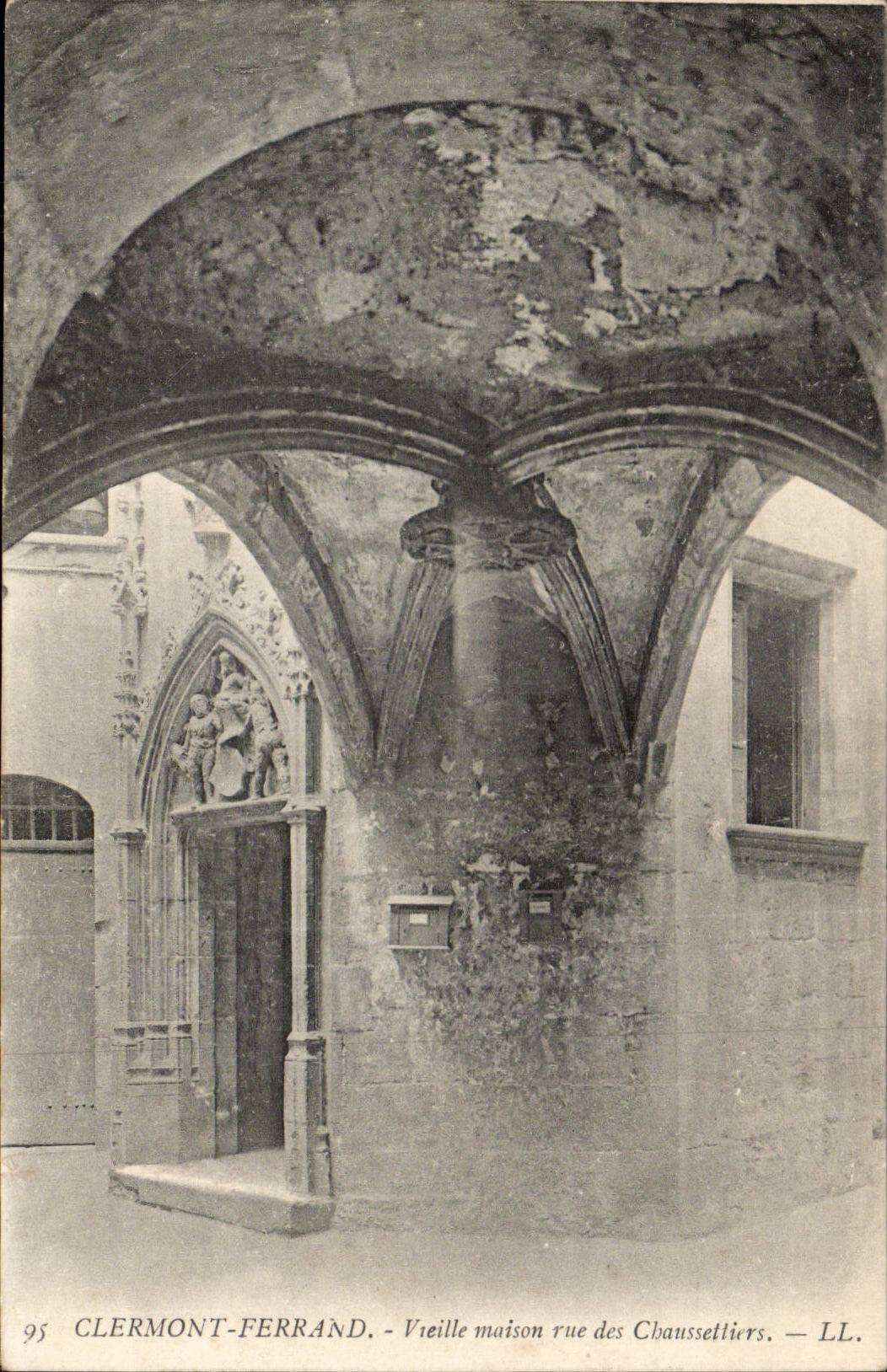 Clermont Ferrand CPA Vieille maison rue des Chaussetiers