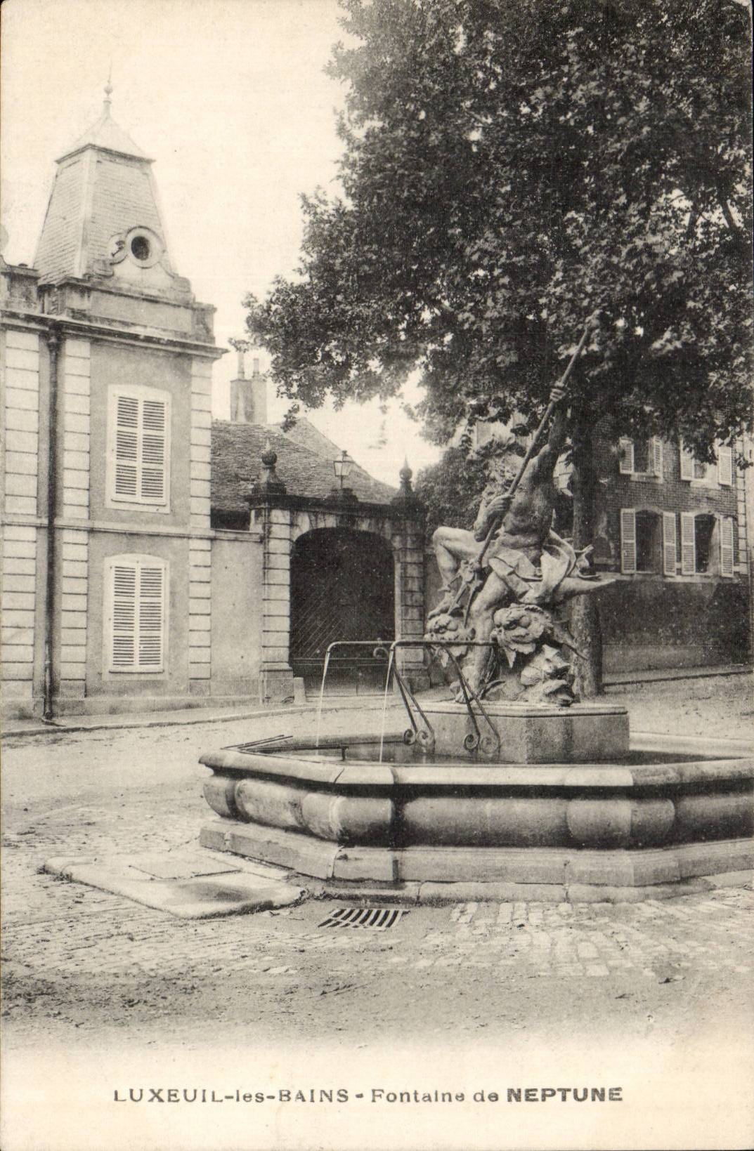 Luxeuil les Bains CPA Fontaine de Neptune