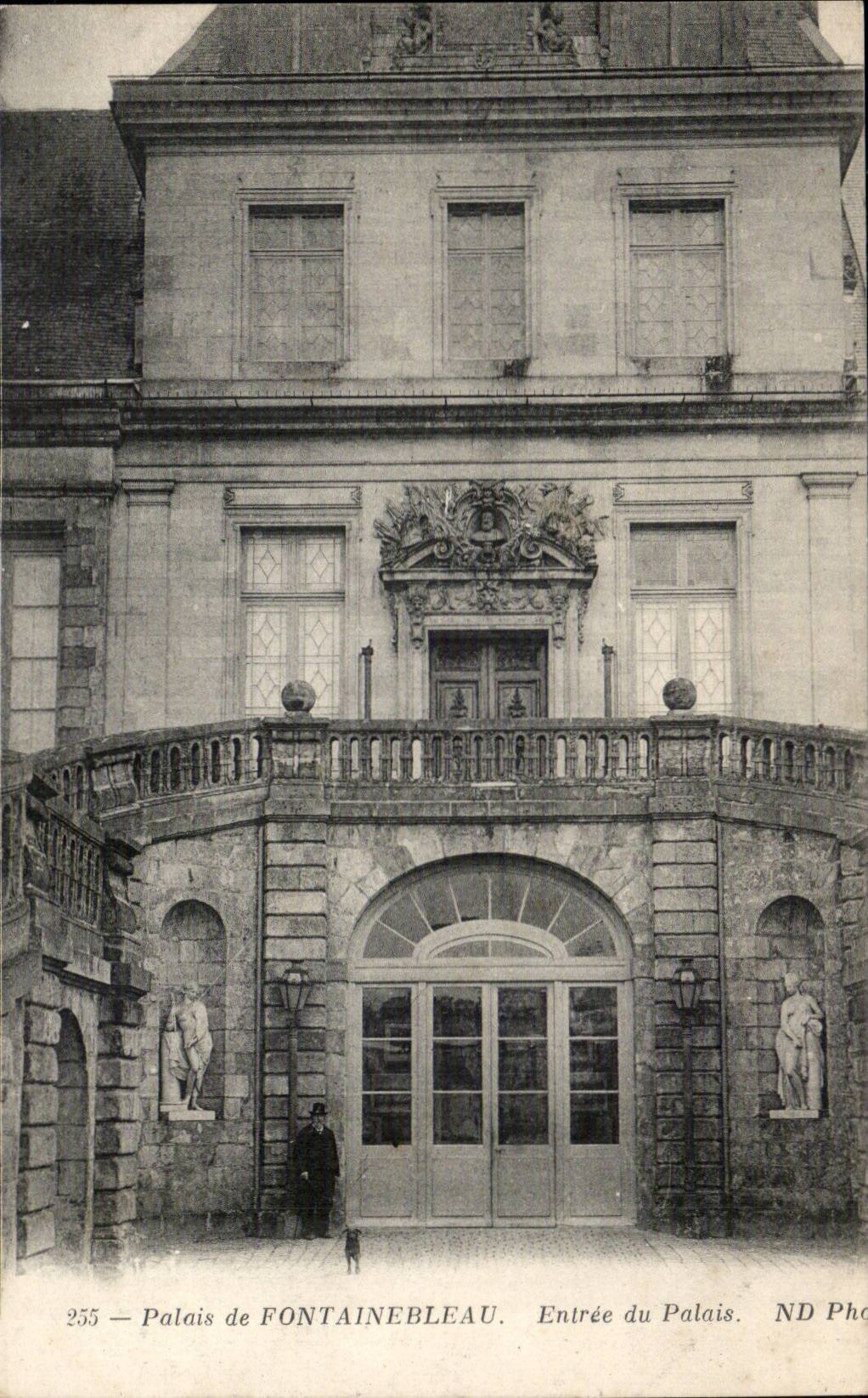 Palazzo di FONTAINEBLEAU — Entrata del Palazzo — ND Photo