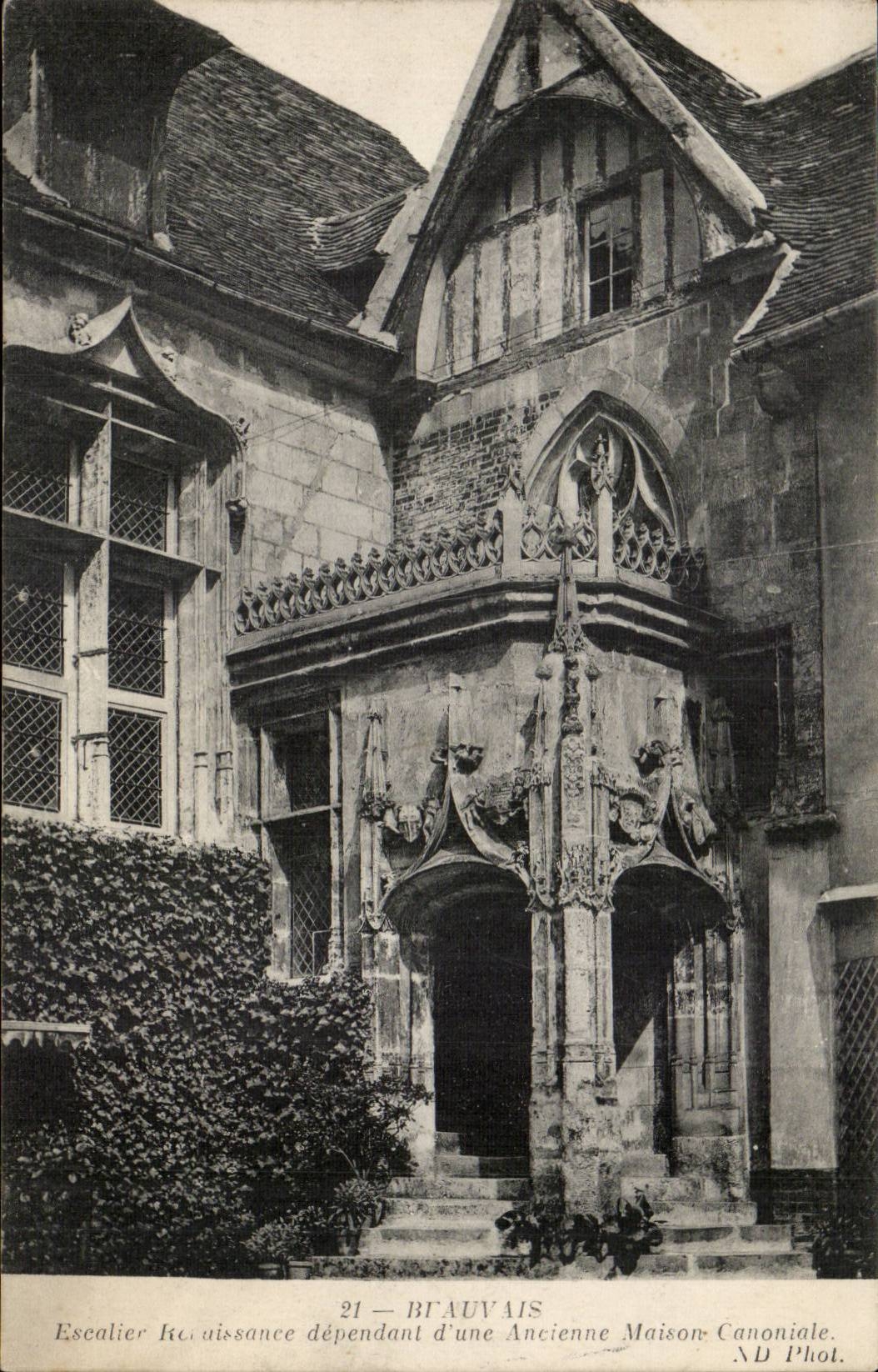 CPA Beauvais Escalier Renaissance dependant d'une ancienne maison canoniale