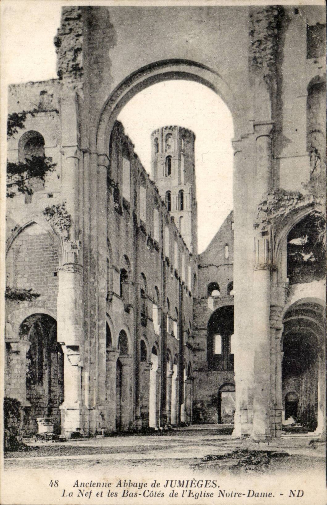 Ancienne Abbaye de Jumièges — La Nef et les Bas-Côtés de l'Église Notre-Dame — ND